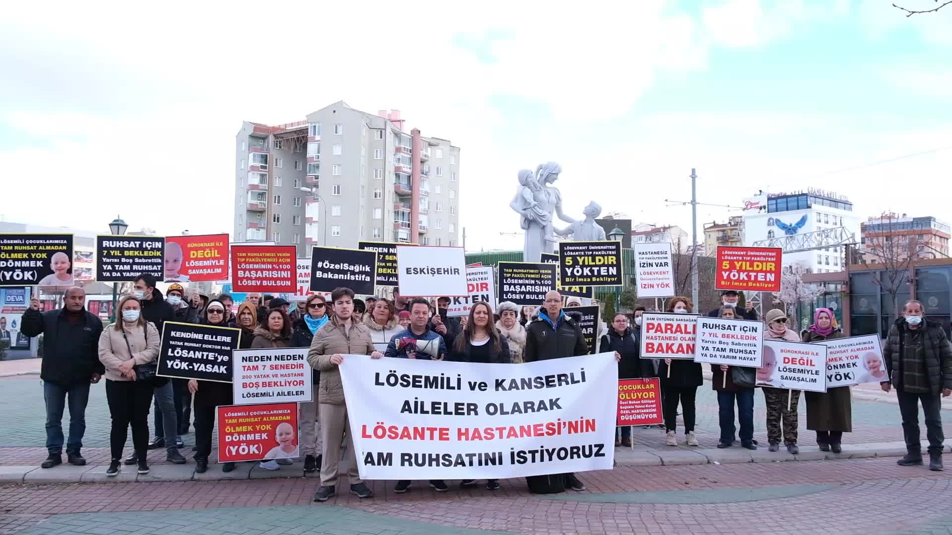 ESKİŞEHİR'DE LÖSEV GÖNÜLLÜLERİNDEN SAĞLIK BAKANI KOCA'YA TEPKİ: "İSTANBUL VE ANKARA'DA KENDİNE AİT ÖZEL HASTANELERE RUHSAT ALMIŞTIR. AMA LÖSANTE'YE YOK"