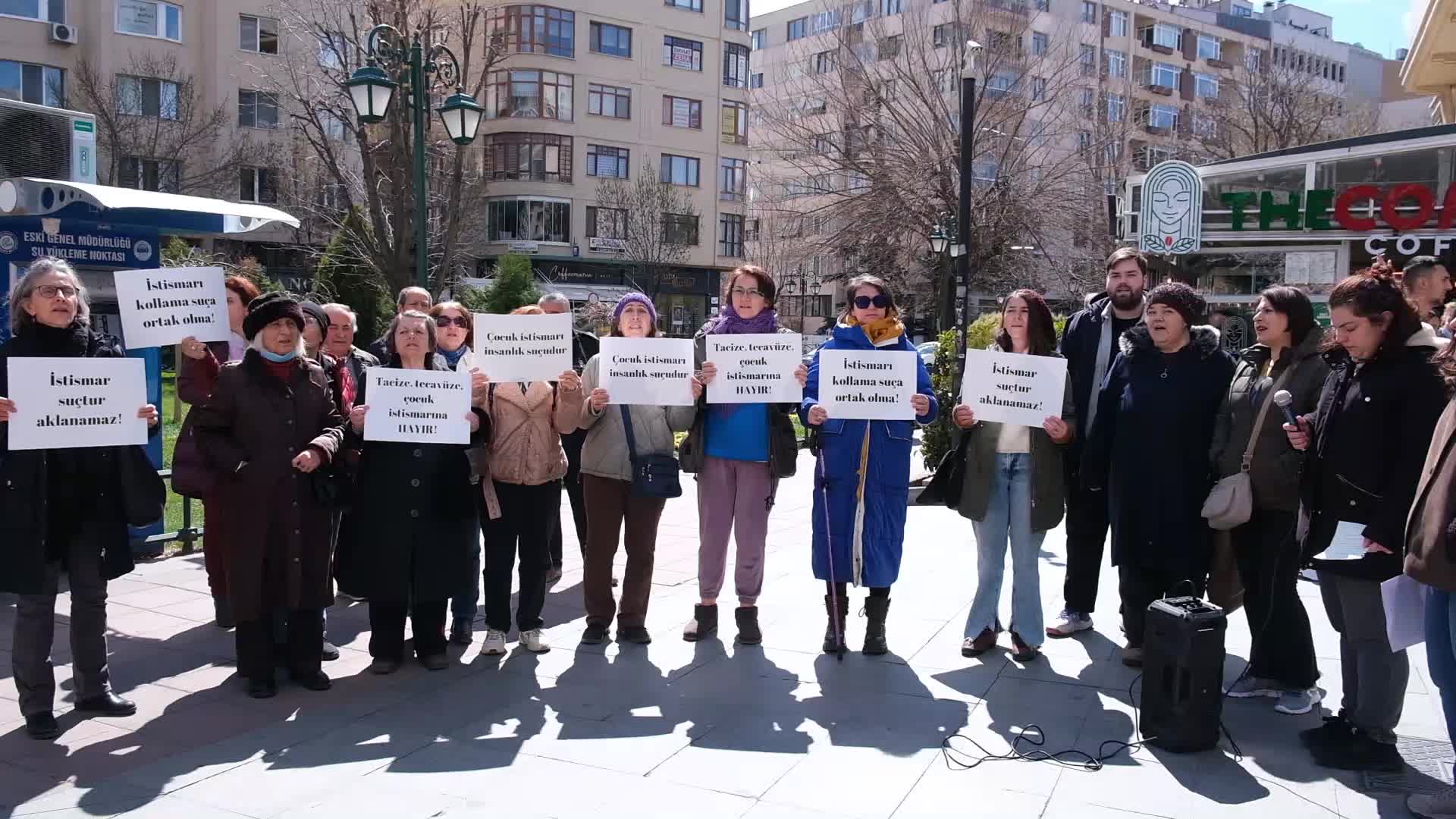 ESKİŞEHİR KADIN SAVUNMA AĞI'NDAN 'CİNSEL İSTİSMAR' PROTESTOSU: "TÜRKİYE ÇOCUK İSTİSMARI KARANLIĞININ İÇİNE GÖMÜLÜYOR"