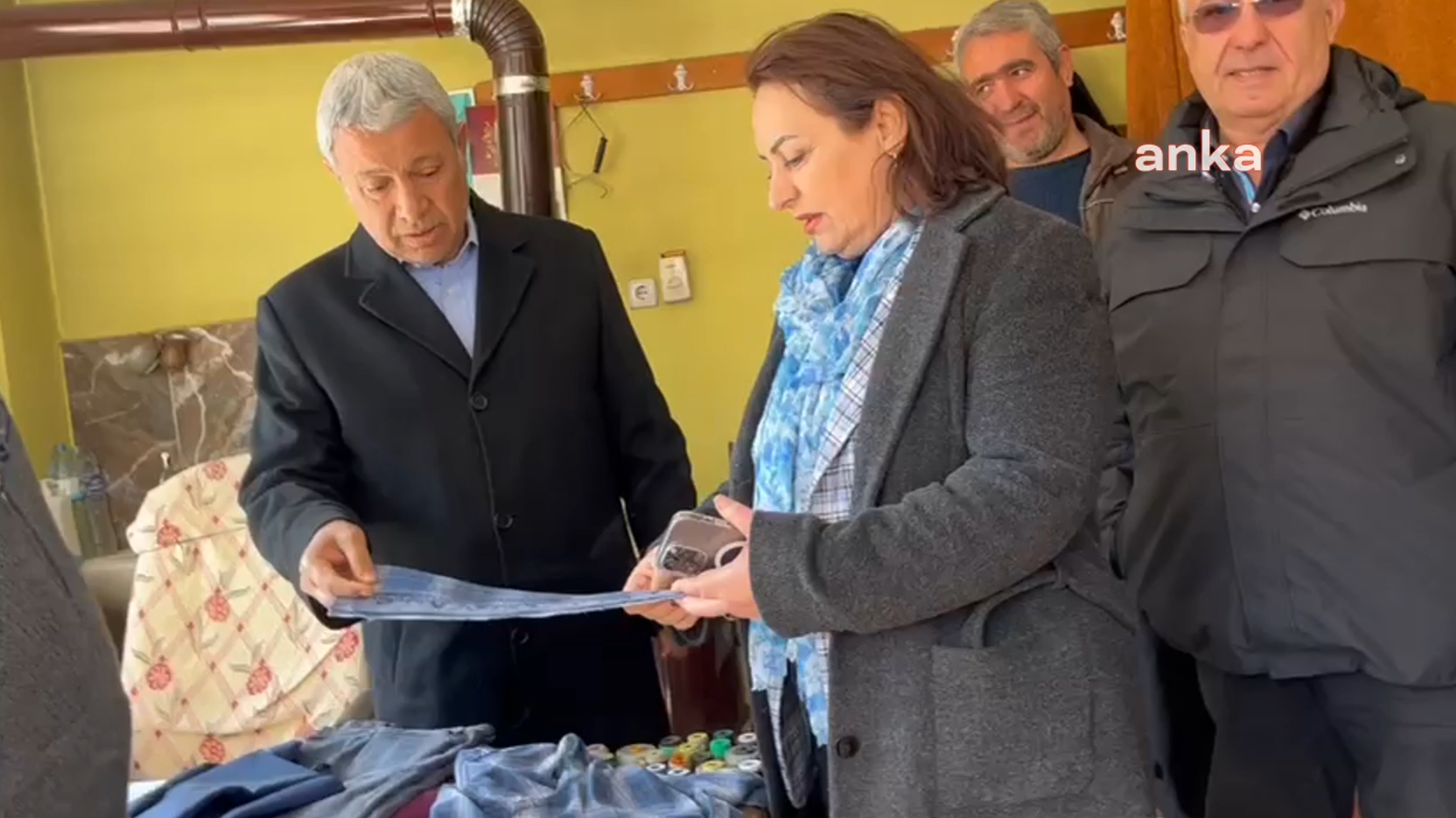 TERZİ, VATANDAŞIN ESKİMİŞ GÖMLEK YAKALARINI TERS ÇEVİRİP YENİDEN DİKİYOR