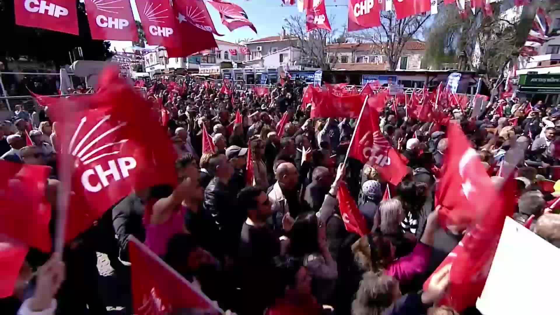 ÖZGÜR ÖZEL, FOÇA'DA: İZMİR’DE ROZETİ ÇIKARARAK, AMPULÜ BASMAYARAK YARIŞA GİRENLER VAR. BU ADAYI BURAYA YOLLAYAN ERDOĞAN DEĞİL Mİ? İZMİR’E KAYYUM ATAMAYA ÇALIŞIYOR