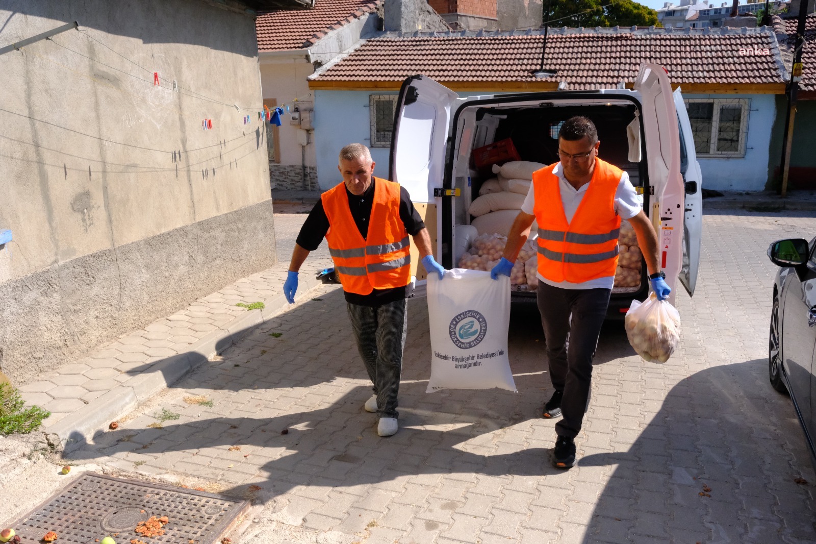 ESKİŞEHİR BÜYÜKŞEHİR BELEDİYESİ’NDEN 3 BİN 400 HANEYE UN DESTEĞİ