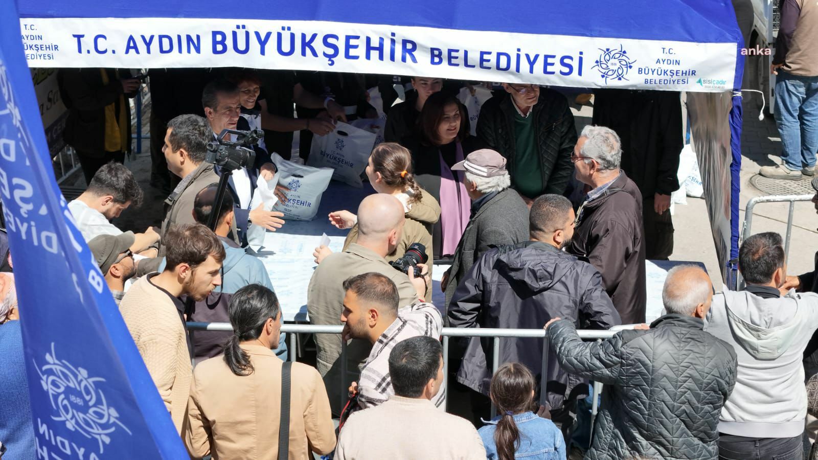 AYDIN BÜYÜKŞEHİR BELEDİYE BAŞKANI ÇERÇİOĞLU, EFELER’DE VATANDAŞLARA FİDE DAĞITTI