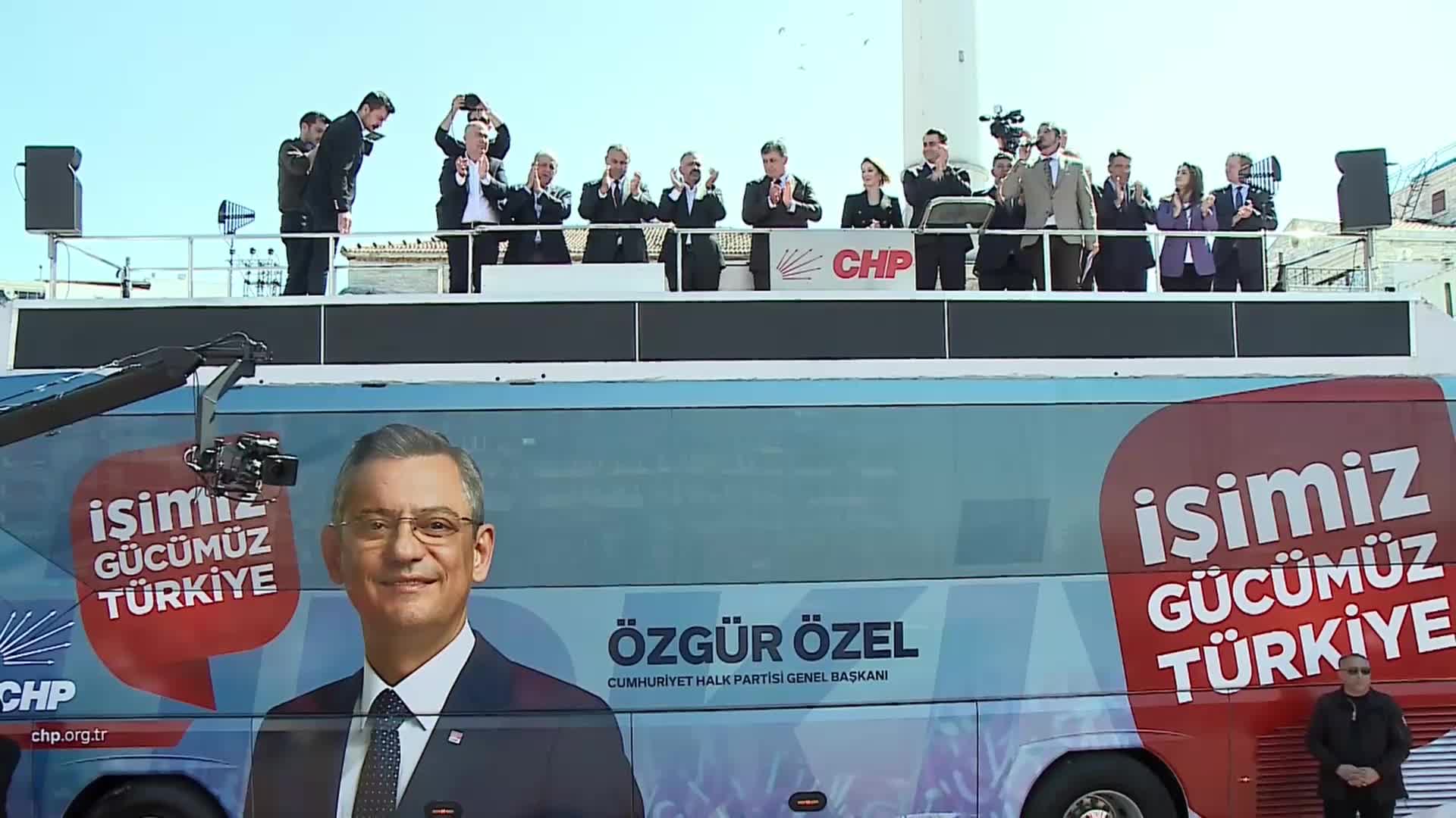 ÖZGÜR ÖZEL, ALİAĞA'DA: “İZMİR’İ SİZE YEDİRTMEYİZ. VAKIFLARA, CEMAATLERE, TARİKATLARA İZMİR’İ PEŞKEŞ ÇEKTİRTMEYİZ”