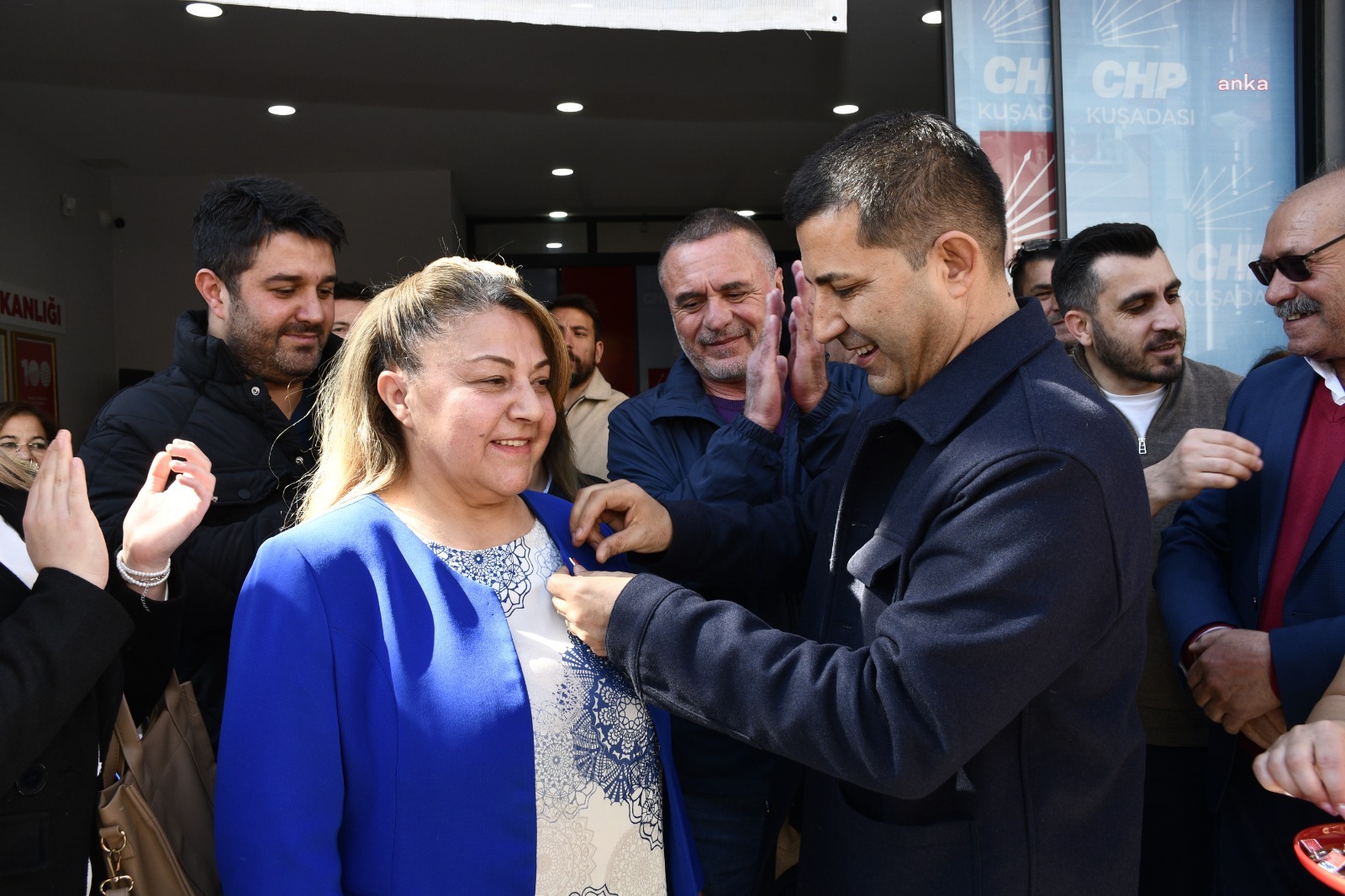 KUŞADASI’NDA CHP’YE GEÇENLERE ROZETLERİ TAKILDI