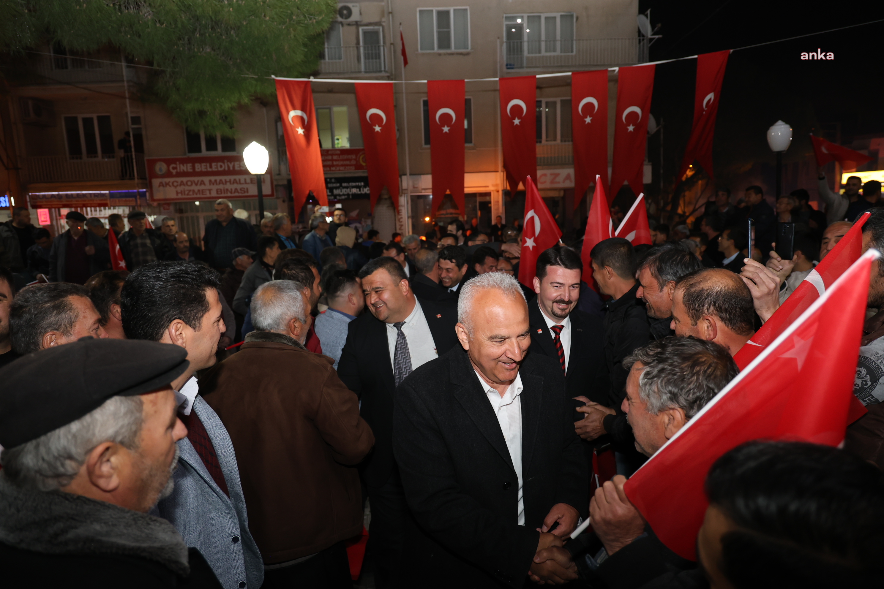 ÇİNE BELEDİYE BAŞKANI KIVRAK'IN AKÇAOVA ZİYARETİ MİTİNGE DÖNDÜ