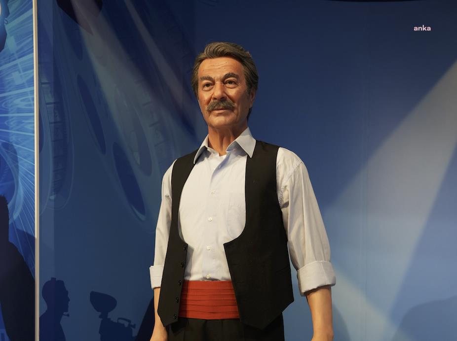 KADİR İNANIR'IN BALMUMU HEYKELİ, YILMAZ BÜYÜKERŞEN BALMUMU HEYKELLER MÜZESİ’NDEKİ YERİNİ ALDI