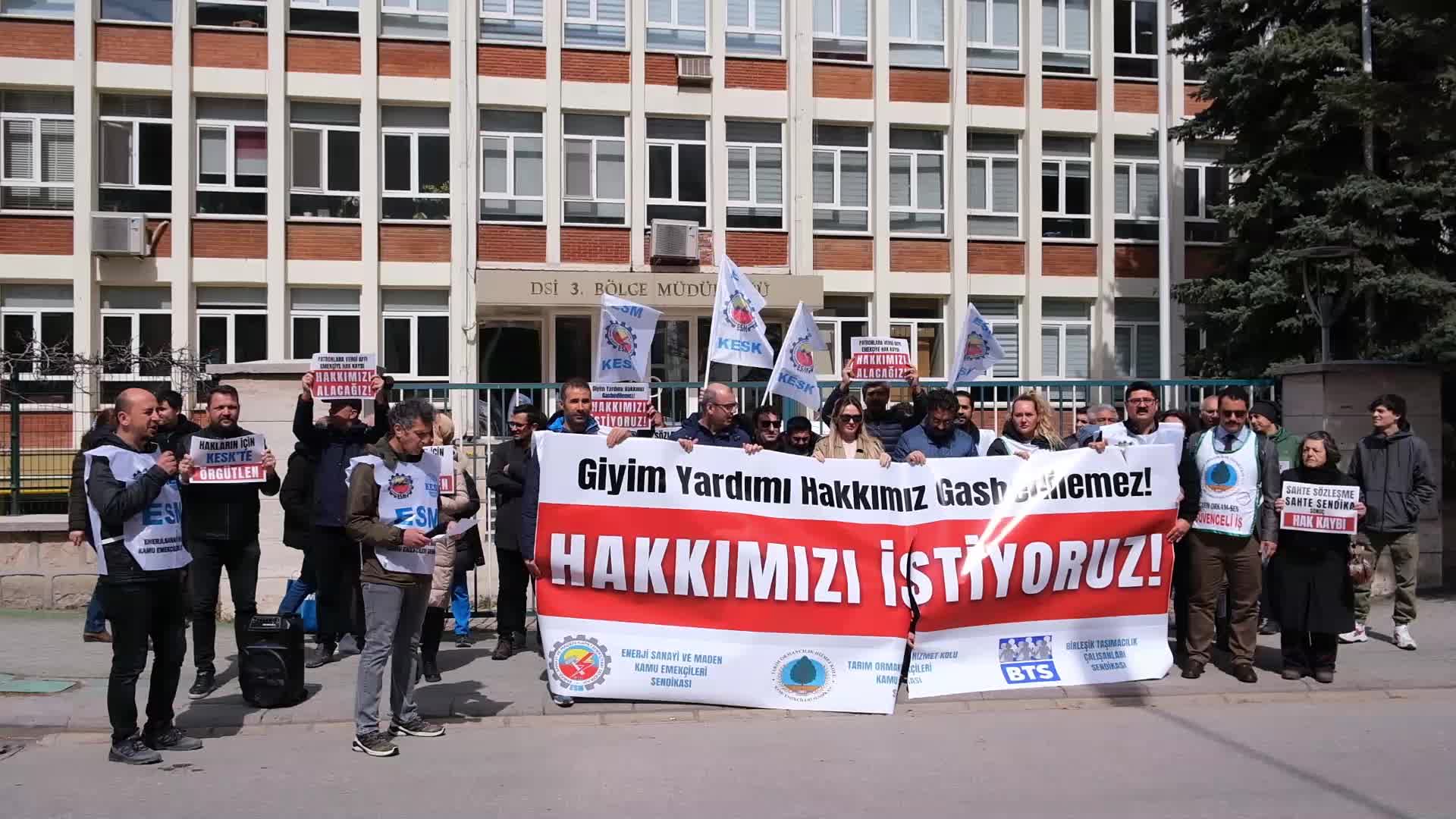 ESM ÜYELERİNDEN ESKİŞEHİR DSİ 3. BÖLGE MÜDÜRLÜĞÜ ÖNÜNDE PROTESTO: "ELİNİZİ EMEKÇİLERİN CEBİNDEN ÇEKİN"