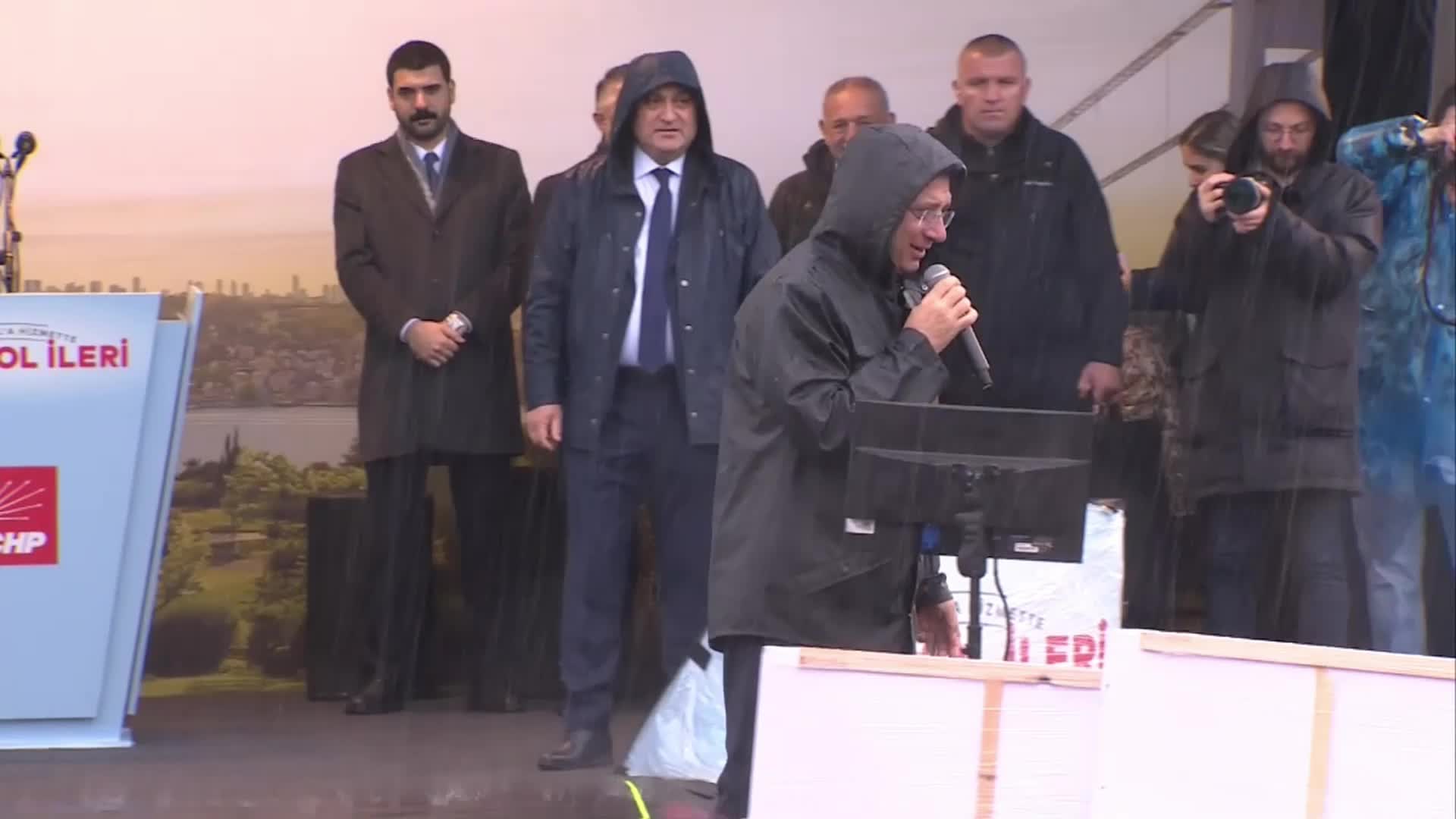 İMAMOĞLU, ŞİLE’DE: “İSTERSE ANKARA’DAN 17 DEĞİL, 27 BAKANLA GELSİN. BUNLAR, BİR KİŞİ ‘8 ADIM AT’ DERSE 9’U ATAMAZ”