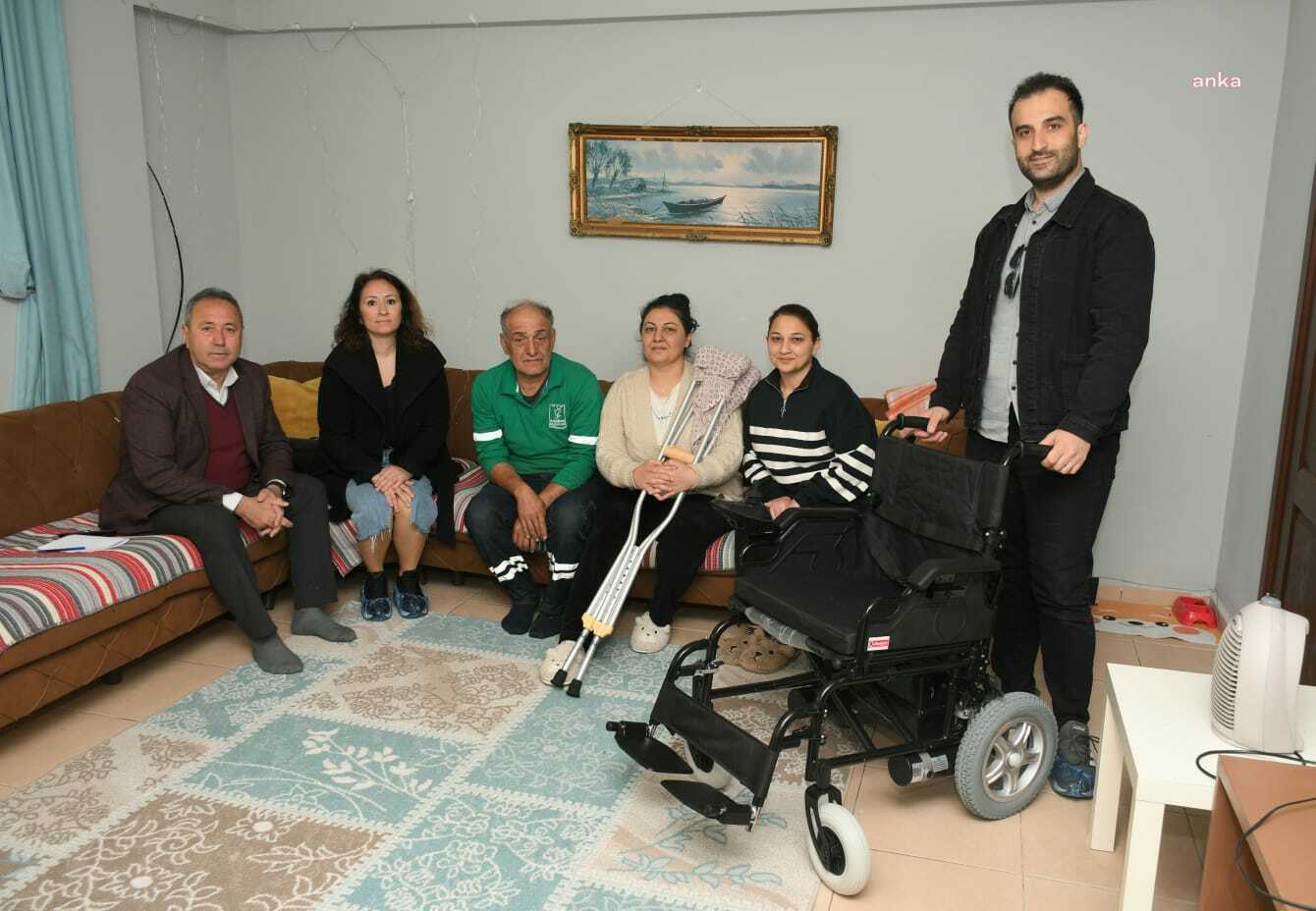 KUŞADASI BELEDİYESİ’NDEN VATANDAŞA TEKERLEKLİ SANDALYE DESTEĞİ