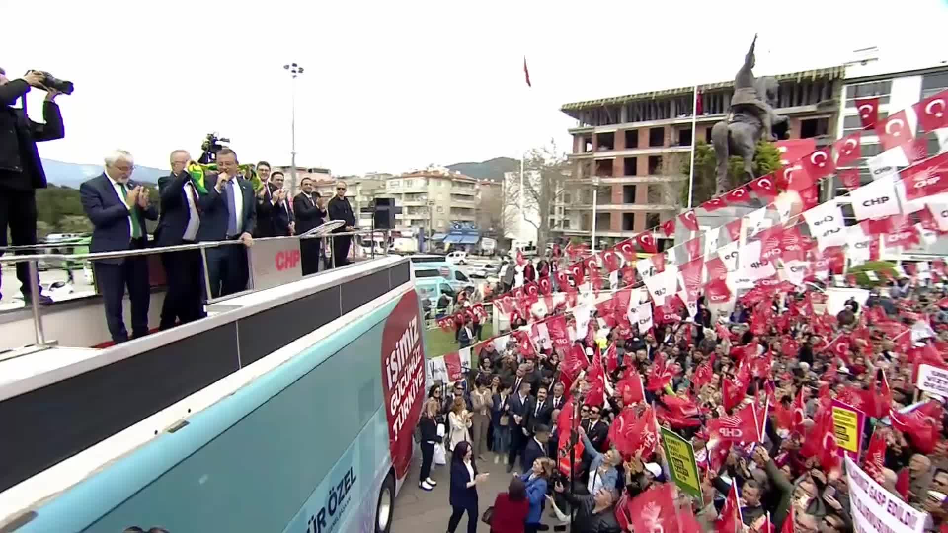 ÖZGÜR ÖZEL, EDREMİT'TE: “AKSARAY MHP MİLLETVEKİLİ ‘SİMİT SATSINLAR’ DEMİŞ. MHP’Lİ MİLLETVEKİLİNE DE AKP’YE DE 31 MART’TA 16 MİLYON EMEKLİ HANYA’YI DA GÖSTERECEK KONYA’YI DA”