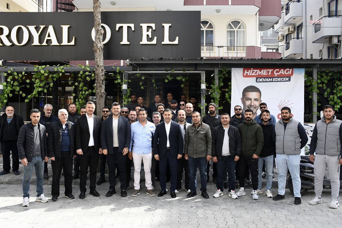 KUŞADASI BELEDİYE BAŞKANI GÜNEL, TEPE SOKAK SAKİNLERİNE GELECEK DÖNEM PROJELERİNİ ANLATTI