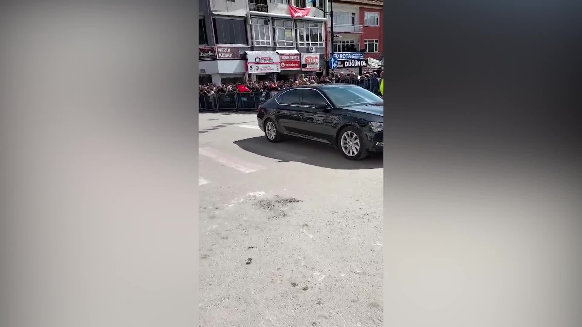 KIZI VE TORUNLARI HATAY'DA ENKAZ ALTINDA KALAN SUNA ÖZTÜRK, AKSARAY'A GELEN CUMHURBAŞKANI ERDOĞAN'IN KONVOYUNUN ARKASINDAN KOŞTU: "ÖLÜYÜM, ÖLÜYÜM. BULUN BENİM ÇOCUKLARIMI"