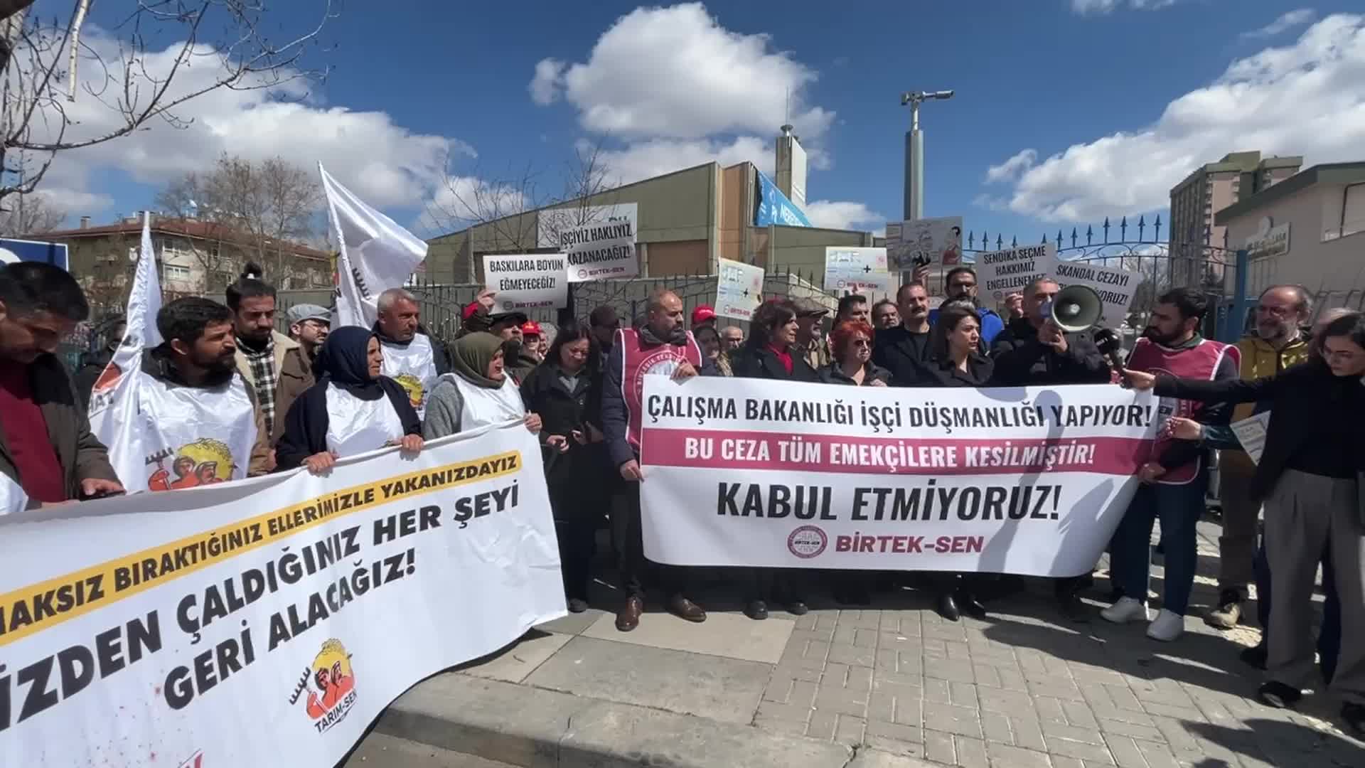 1,5 MİLYON LİRA CEZA KESİLEN BİRTEK-SEN'DEN BAKANLIK ÖNÜNDE PROTESTO: “ BU CEZANIN TÜRKİYE TARİHİNDE ÖRNEĞİ GÖRÜLMEMİŞTİR”