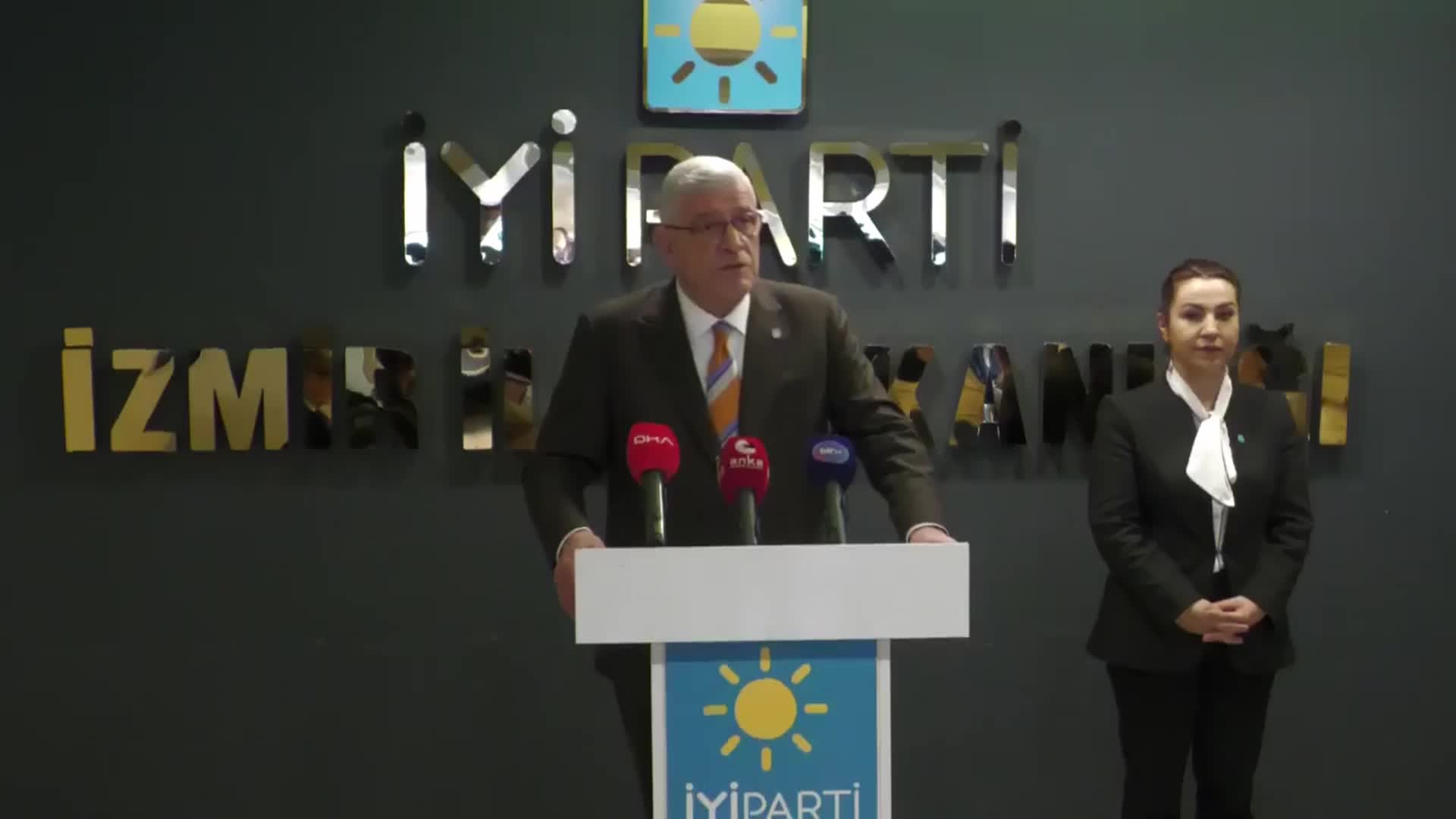 MÜSAVAT DERVİŞOĞLU'NDAN BAKANLARIN SAHADA SEÇİM ÇALIŞMASI YAPMASINA TEPKİ: “YEREL SEÇİMLER ÜZERİNDEN ELLERİNİZİ ÇEKİNİZ”