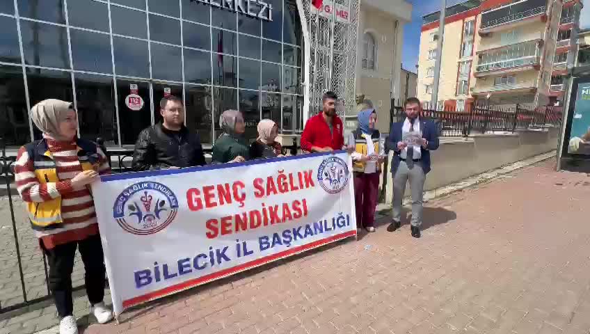 BİLECİK'TE SAĞLIK ÇALIŞANLARI, 112 ACİL ÇAĞRI MERKEZİ ÖNÜNDE SORUNLARININ ÇÖZÜLMESİ İÇİN AÇIKLAMA YAPTI