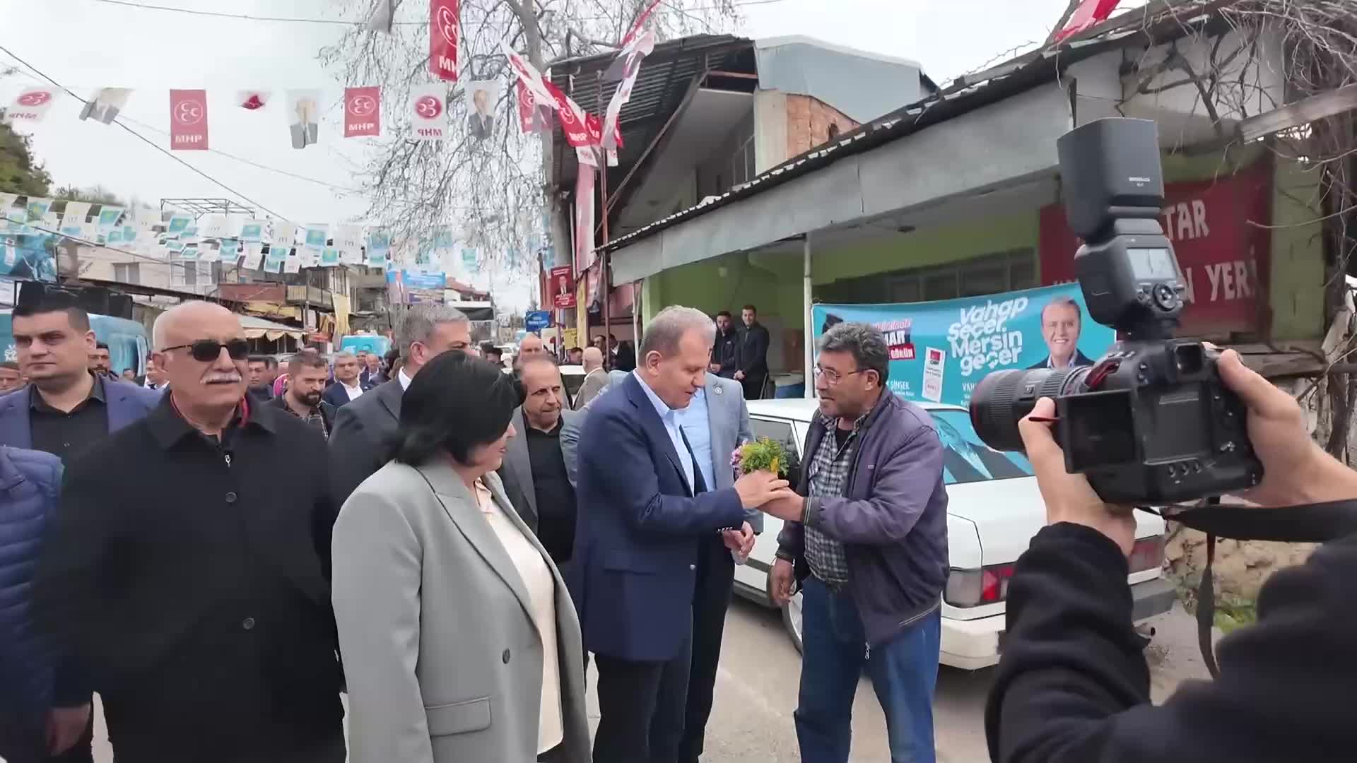 VAHAP SEÇER, ÇAMLIYAYLA'DA HALKLA BULUŞTU