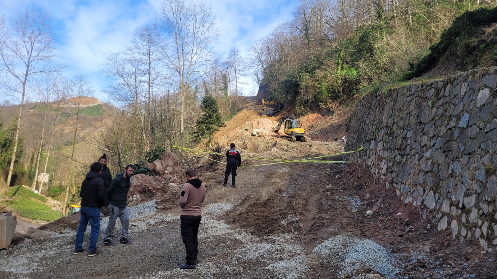 TRABZON'UN HAYRAT İLÇESİNDE MEYDANA GELEN GÖÇÜKTE 3 İŞÇİ HAYATINI KAYBETTİ