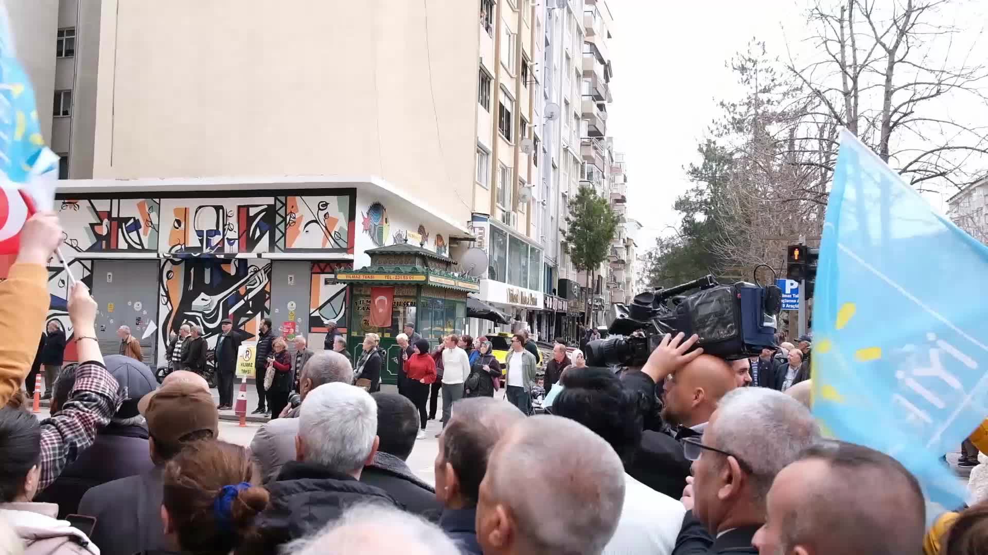 MERAL AKŞENER, ESKİŞEHİR'DE ESNAFI ZİYARET ETTİ: "60 YAŞINDA EMEĞİYLE ÇALIŞAN BİR İNSAN GEÇİNEMEMEKTEN ŞİKAYET EDİYOR"