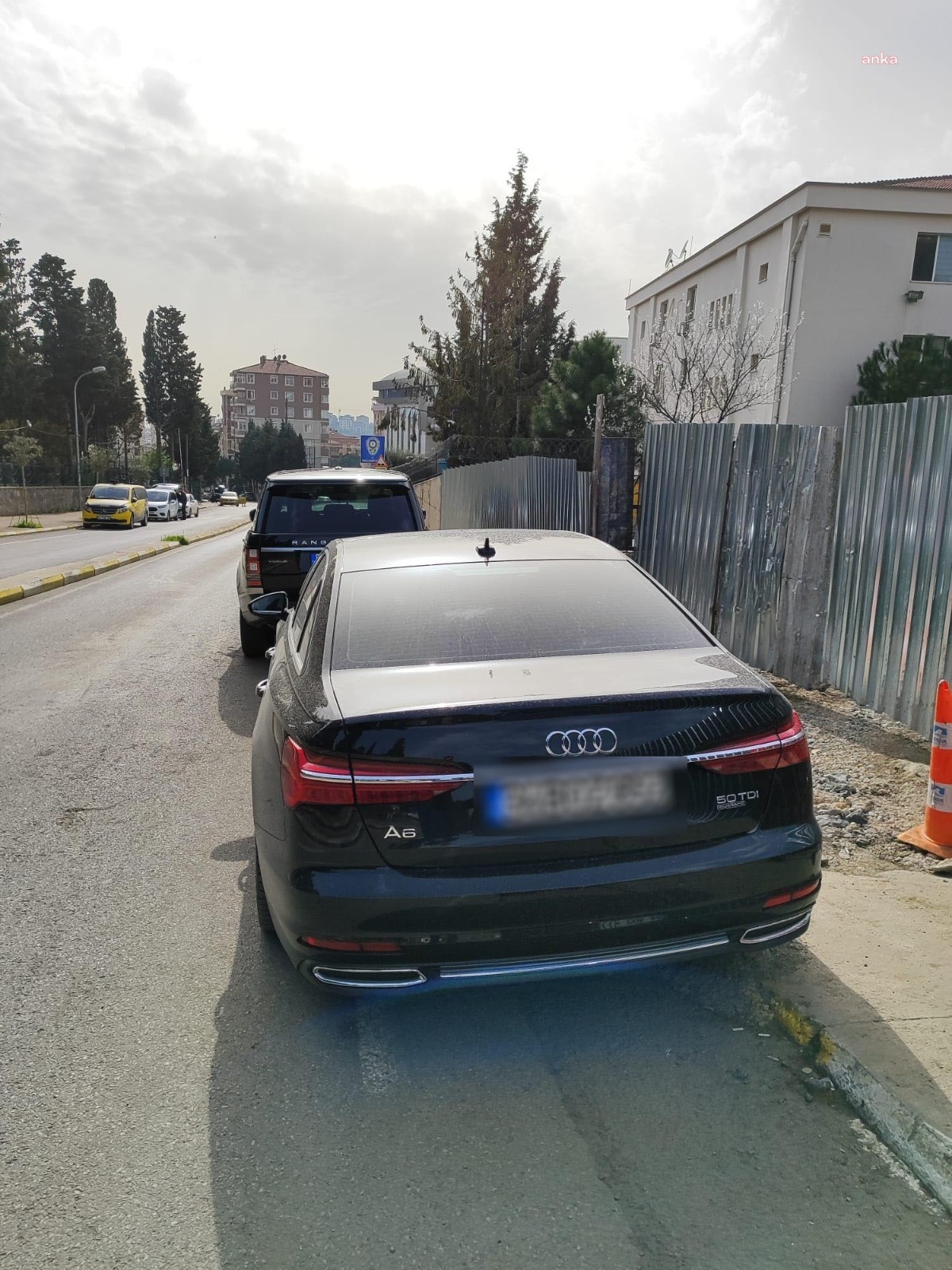 MUHTAR KONVOYUNDAKİ ÇAKARLI ARACA 25 BİN LİRA PARA CEZASI YAZILMIŞ