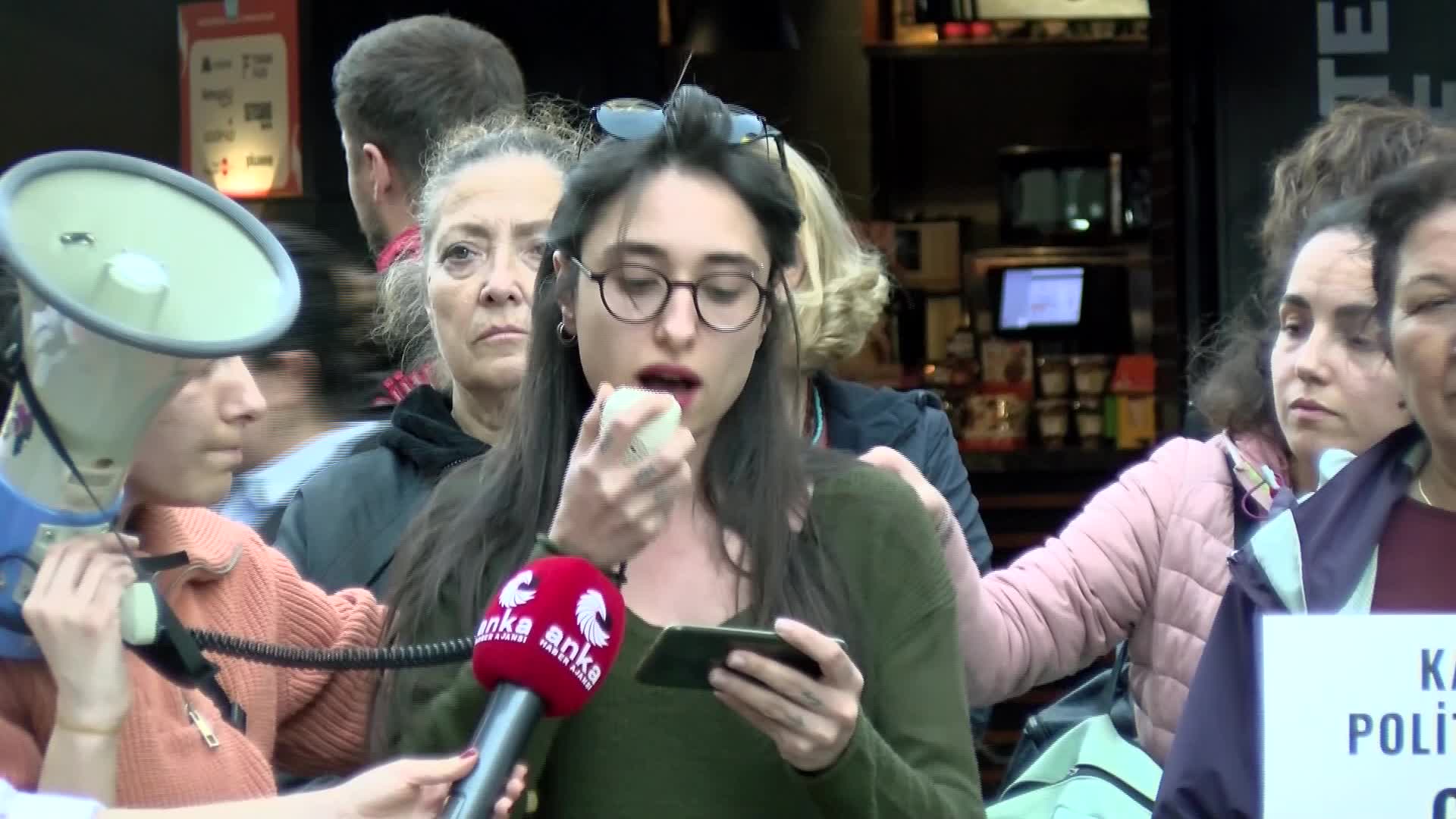 İZMİR KADIN PLATFORMU: “ÖLDÜRÜLEN HER KIZ KARDEŞİMİZ İÇİN SOKAKLARI DOLDURMAYA DEVAM EDECEĞİZ”