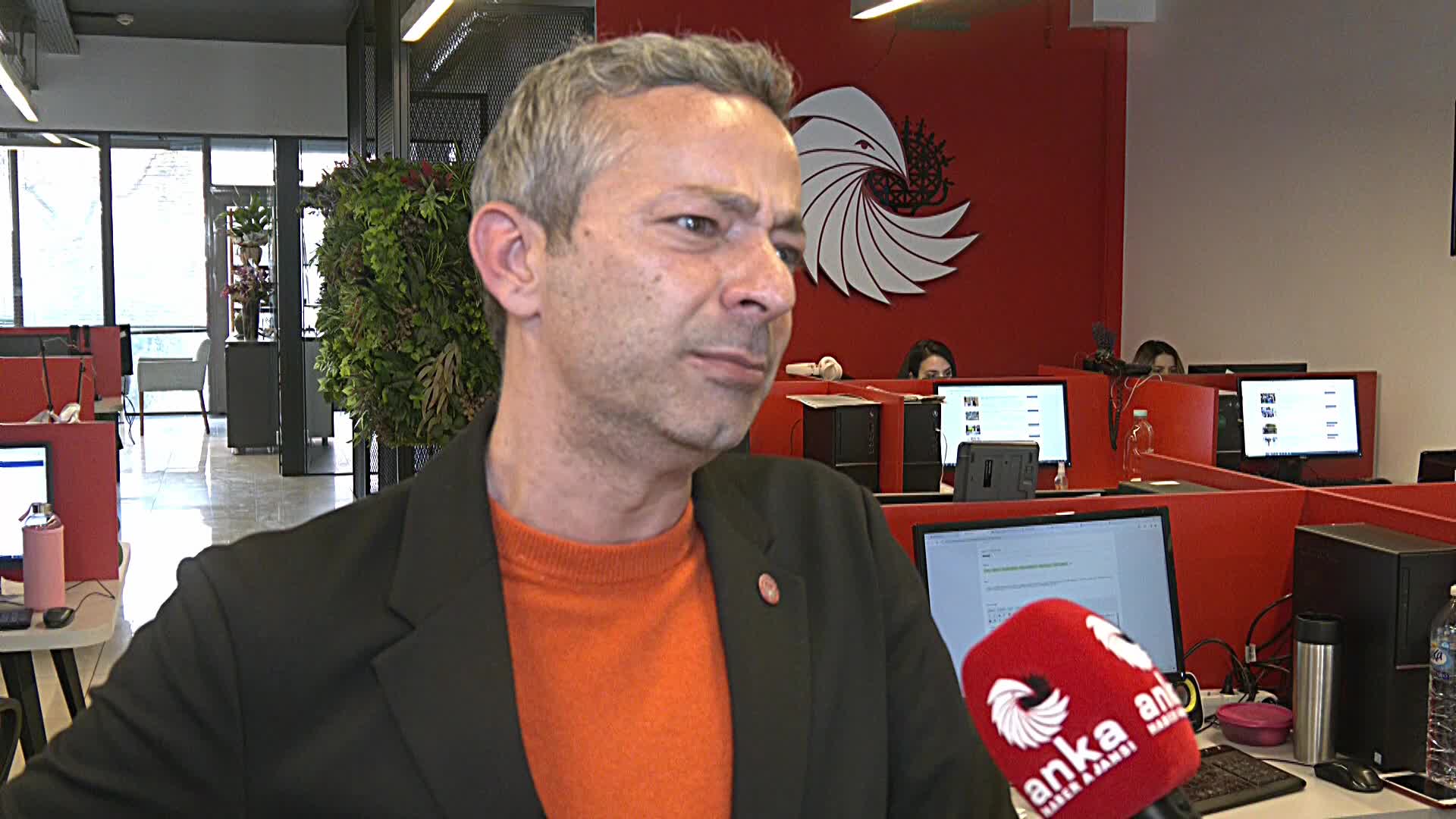 İRFAN DEĞİRMENCİ: "İKİ İHTİMAL VAR; YA TİP VE ONUN GÖREVE GELMEK İÇİN HEYECANLI KADROLARI, YA DA CHP'NİN 30 YILI AŞKIN SÜREDİR DEVAM EDEN YÖNETİM ANLAYIŞI"