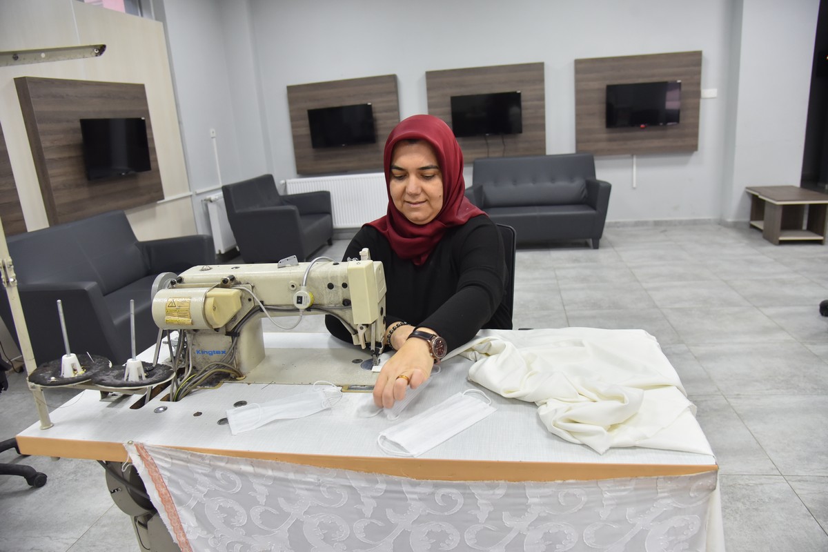 İZMİT BELEDİYESİ KURDUĞU DİKİMEVİNDE DİKTİRDİĞİ MASKELERİ, SAĞLIK KURULUŞLARINA DAĞITACAK