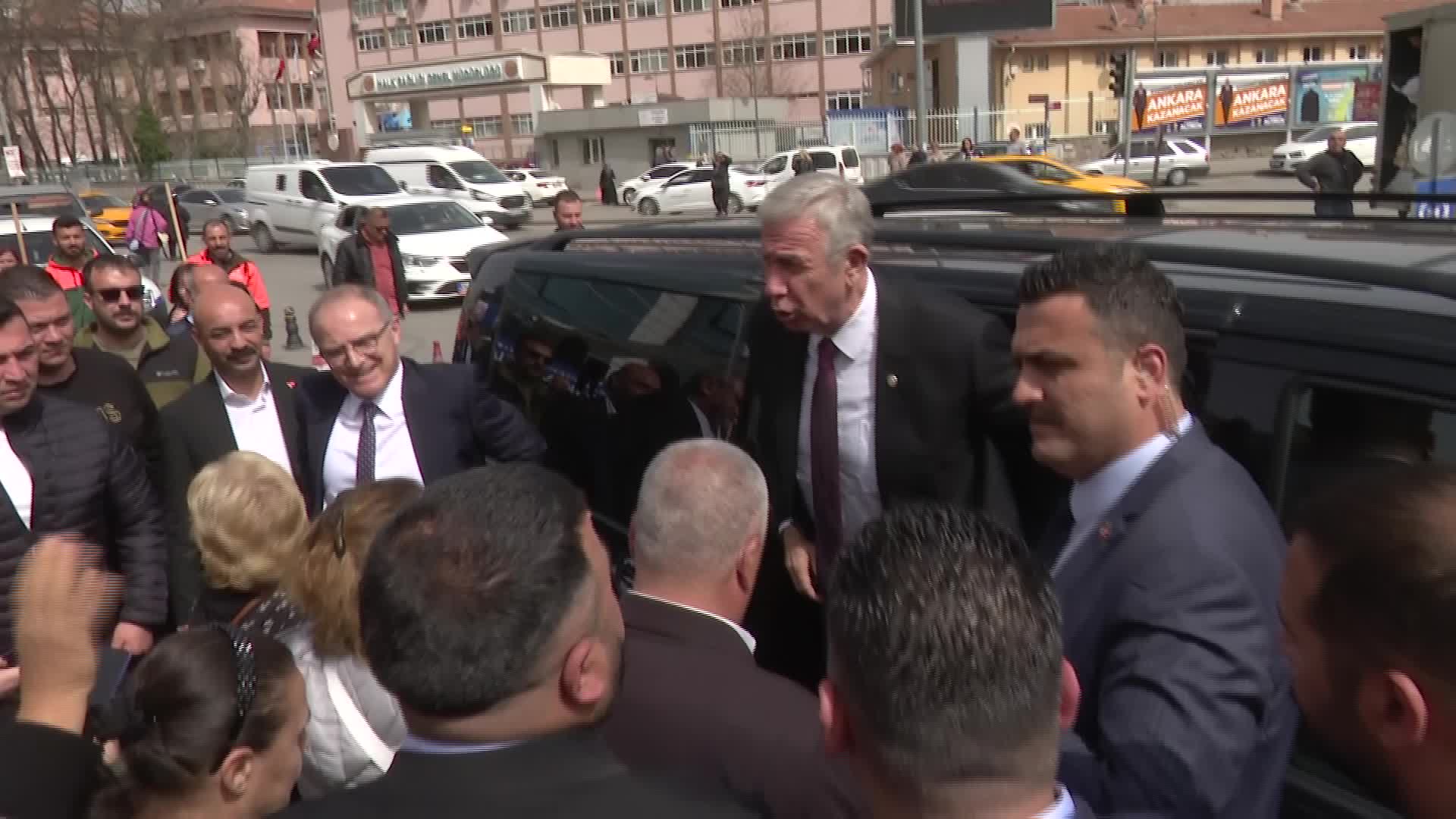 MANSUR YAVAŞ, YENİŞEHİR PAZARI'NI ZİYARET ETTİ