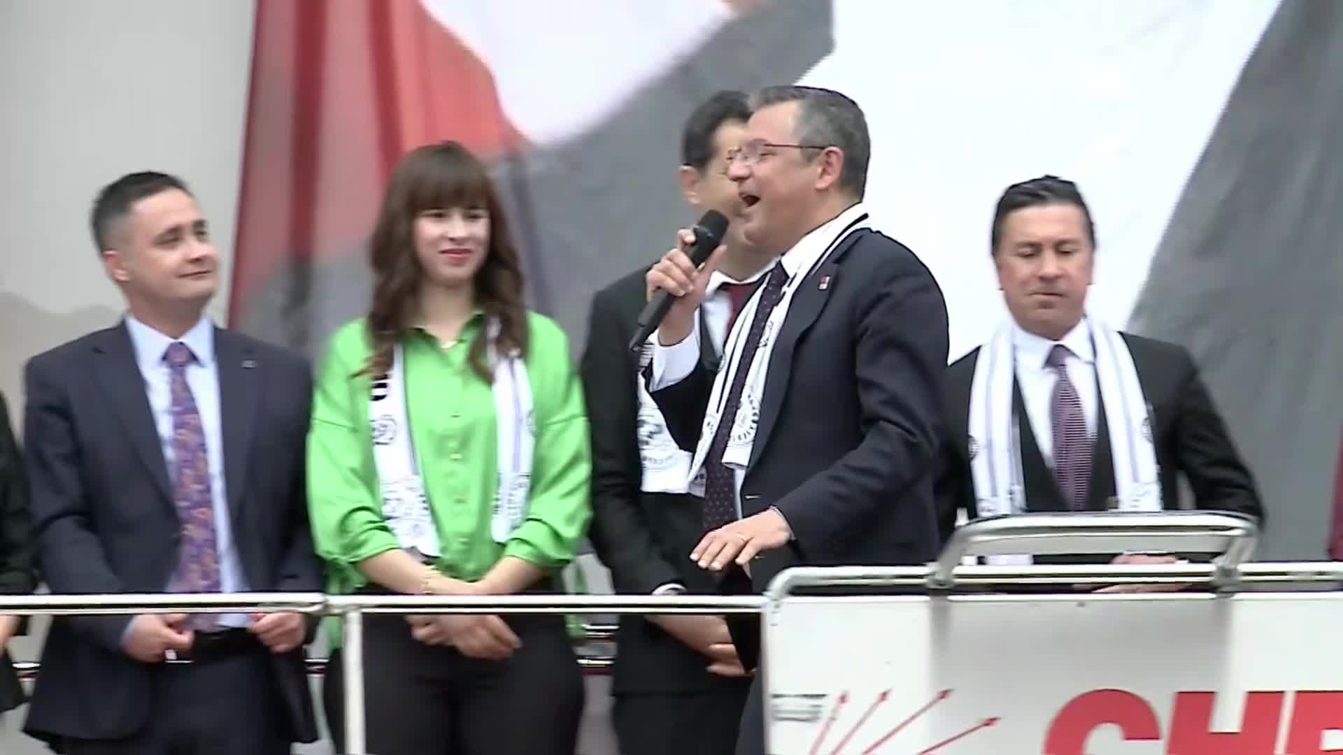 ÖZGÜR ÖZEL, ORTACA'DA: "FESTİVALLERİ, KONSERLERİ YASAKLAYAN, NE YİYECEĞİNE NE GİYECEĞİNE KARIŞAN BU ANLAYIŞA KARŞI GENÇLERİN YANINDA VE ARKASINDAYIZ. BÜTÜN GENÇLERİ SANDIĞA BEKLİYORUZ"