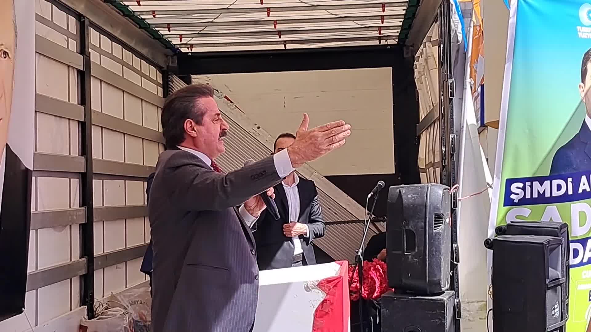 ARTVİNLİ YURTTAŞ AKP MİLLETVEKİLİ ÇELİK'E "31 YILDIR BİTİRİLEMEYEN YOLU" HATIRLATTI