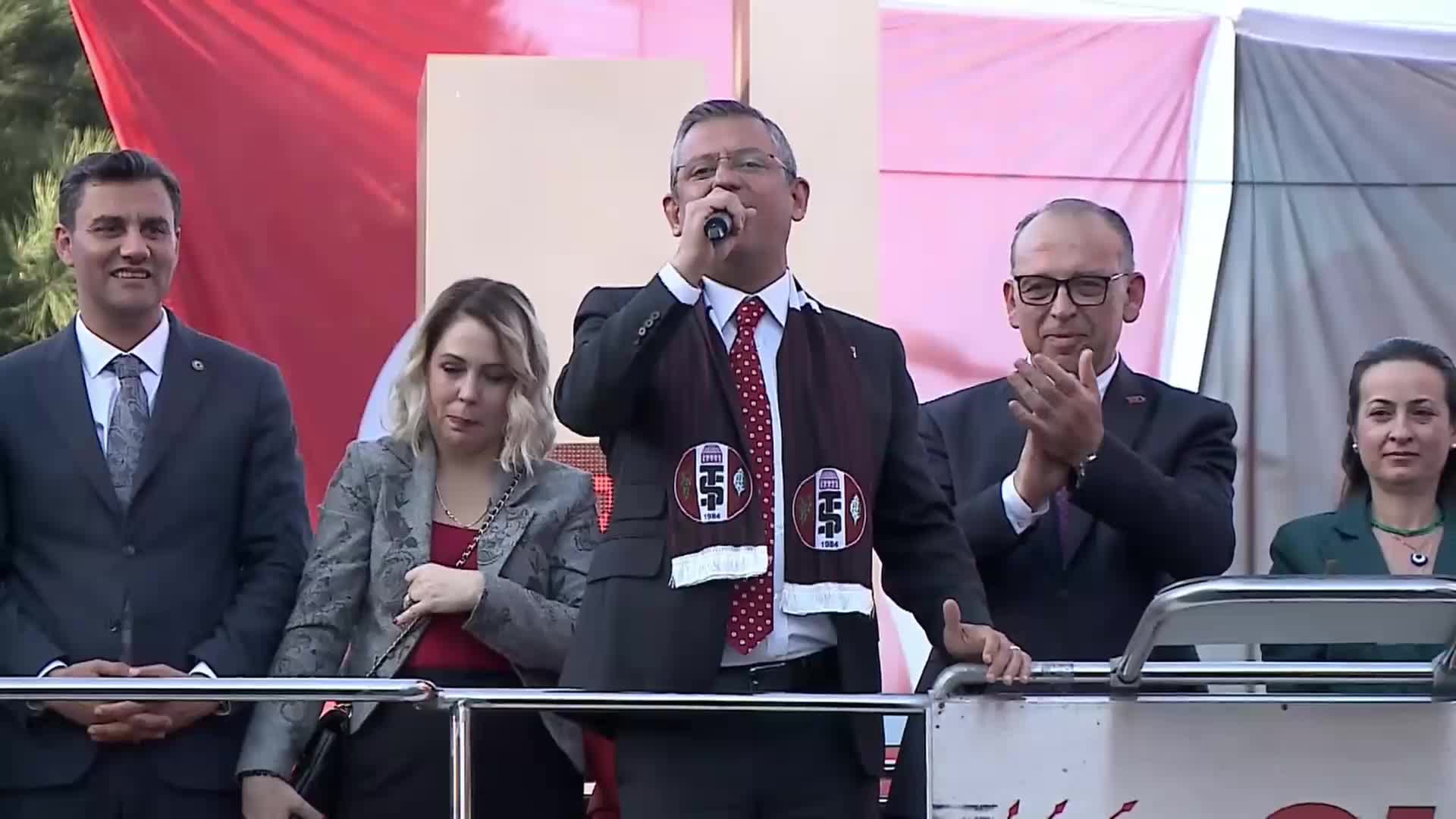 ÖZEL'DEN AKŞENER'E: “TEK İTİRAZIM ATATÜRK’ÜN PARTİSİNE HAKARET EDEN O AFİŞEYDİ”