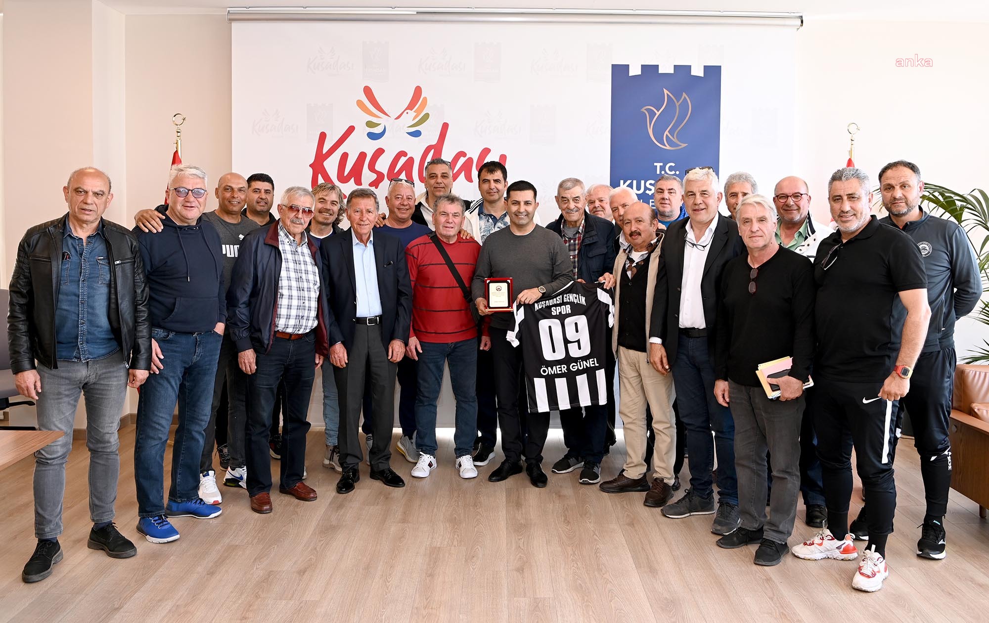 KUŞADASISPOR’UN EFSANE FUTBOLCULARINDAN BAŞKAN ÖMER GÜNEL’E TEŞEKKÜR