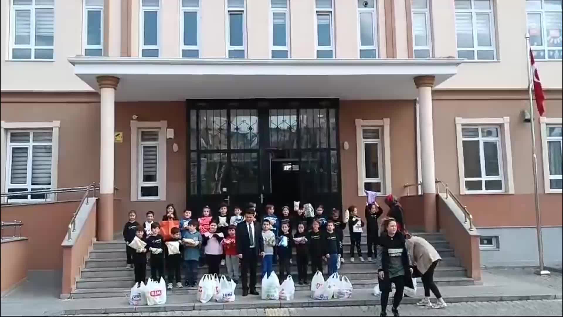 "MUTLU YÜZLER" SINIFININ ÖĞRENCİLERİ, OYUNCAKLARINI İHTİYAÇ SAHİBİ ÇOCUKLARLA PAYLAŞTI
