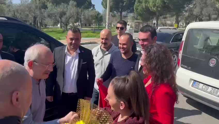 BİR GRUP GENÇ, KEMAL KILIÇDAROĞLU'NA TÜRK BAYRAĞI VE CHP BAYRAĞI VERDİ