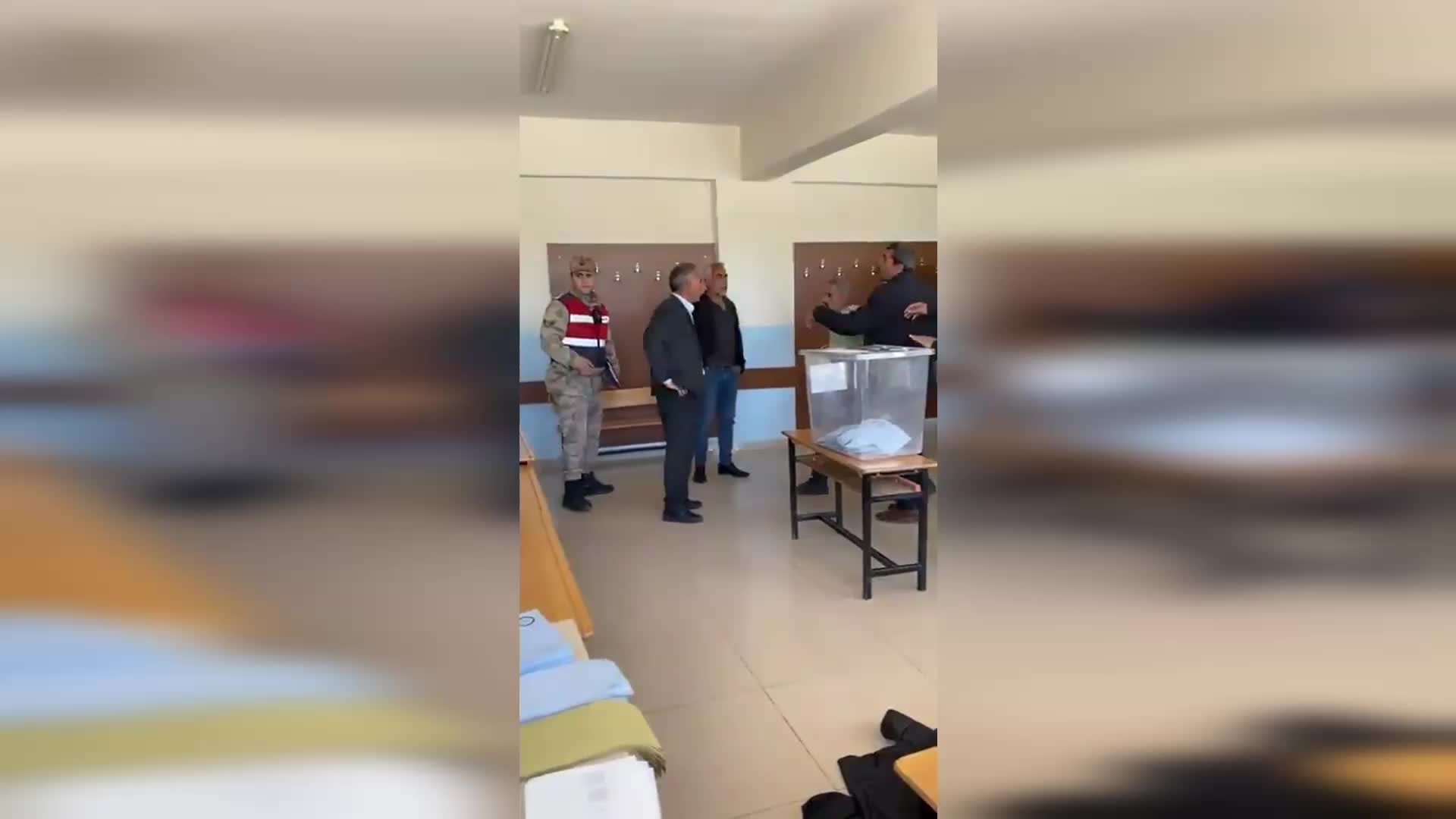 ŞANLIURFA HALFETİ'DE TOPLU OY KULLANMAK İSTEYEN BİR GRUP İLE SANDIK MÜŞAHİTLERİ ARASINDA TARTIŞMA ÇIKTI