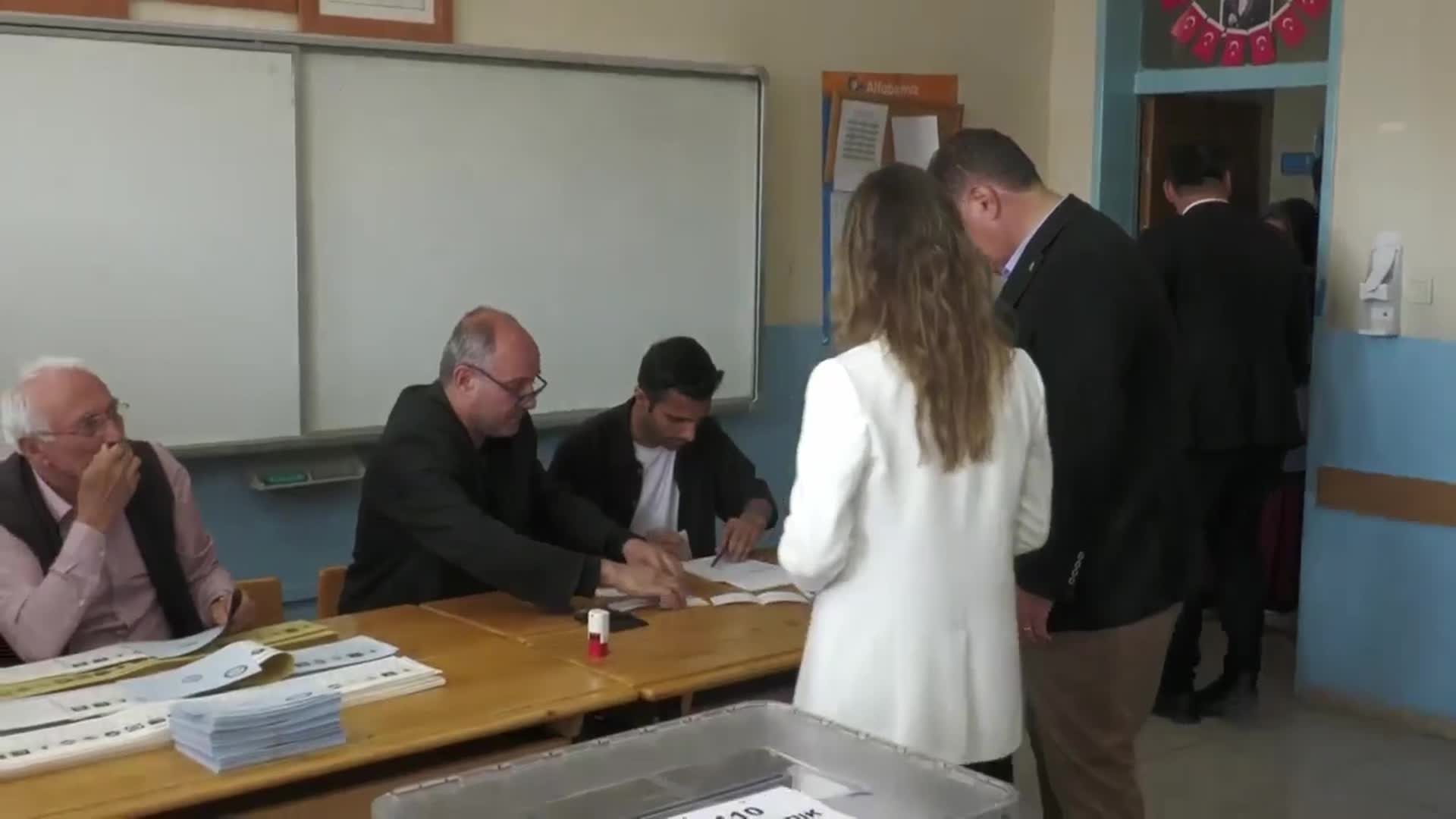 CHP İZMİR BÜYÜKŞEHİR BELEDİYE BAŞKAN ADAYI CEMİL TUGAY, OYUNU KULLANDI: "ŞEHRİMİZ İÇİN, TÜRKİYE'MİZ İÇİN HAYIRLI OLSUN"