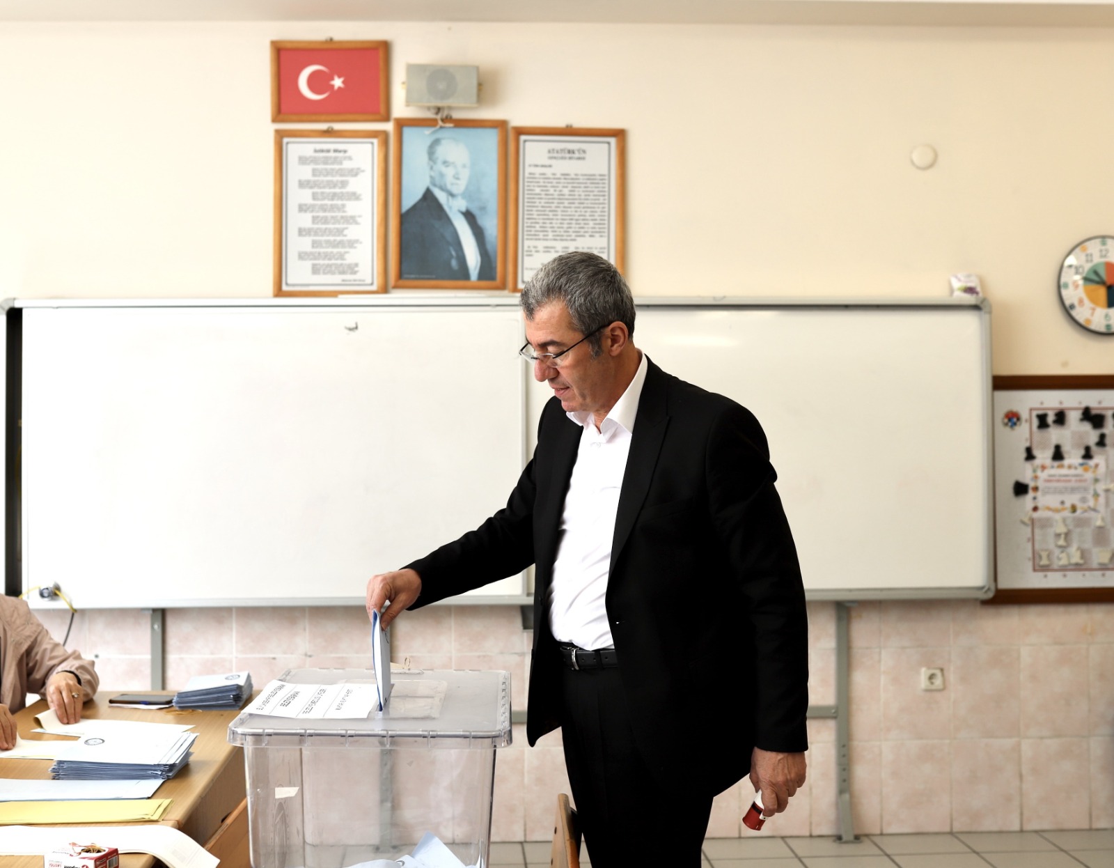 CHP TRABZON BÜYÜKŞEHİR BELEDİYE BAŞKAN ADAYI HASAN SÜHA SARAL OYUNU KULLANDI