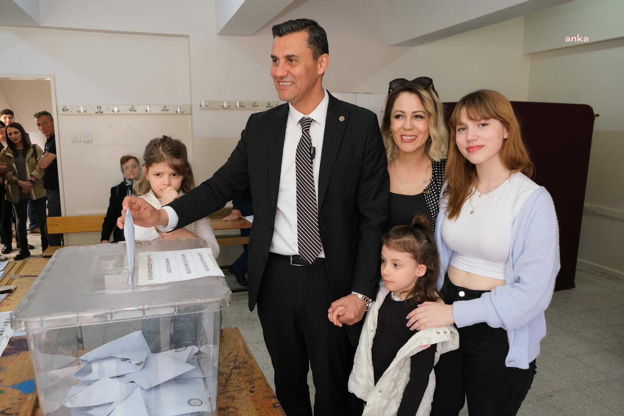 CHP MANİSA BÜYÜKŞEHİR BELEDİYE BAŞKAN ADAYI FERDİ ZEYREK, OYUNU KULLANDI