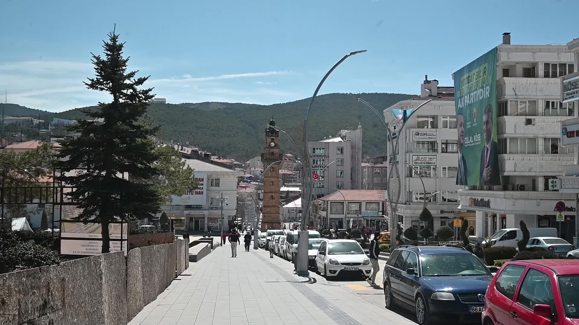 YOZGAT’TA OY VERME İŞLEMİ SORUNSUZ DEVAM EDERKEN YAŞLI VE RAHATSIZLIĞI OLAN VATANDAŞLARIN OKUL MERDİVENLERİNİ ÇIKMAKTA ZORLANDIĞI GÖRÜLDÜ