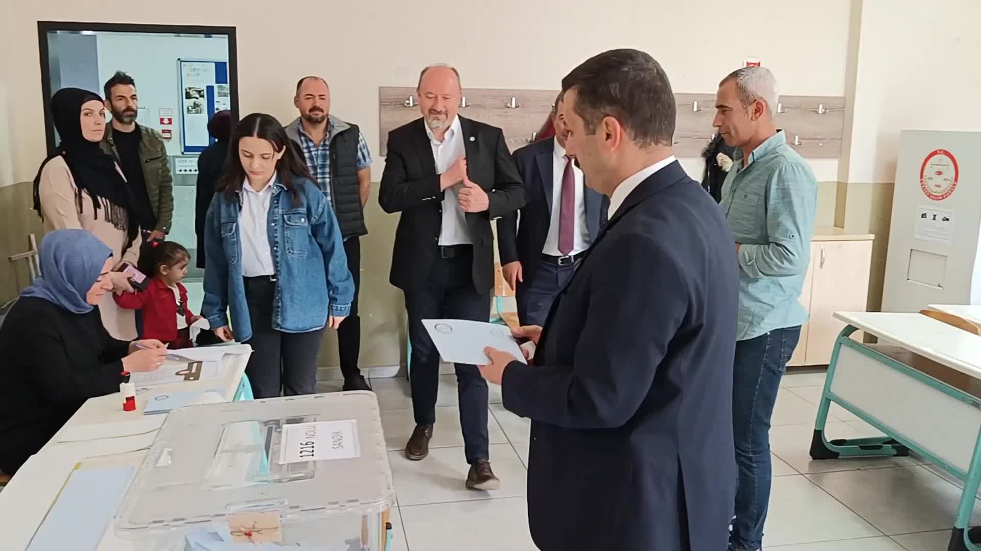 BURSA BÜYÜKŞEHİR BELEDİYE BAŞKAN ADAYLARI OYLARINI KULLANDI
