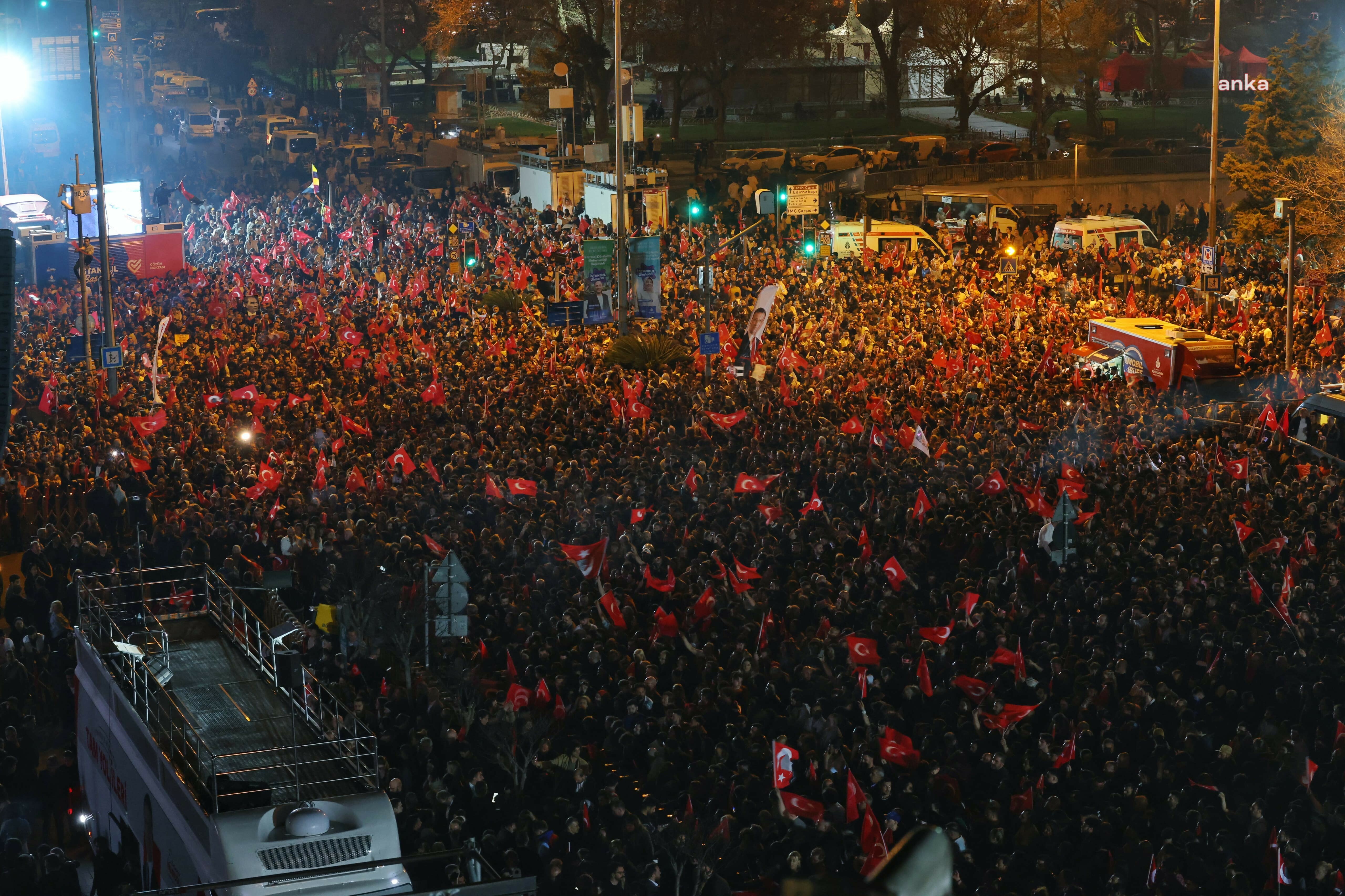 SARAÇHANE'DEKİ KUTLAMALAR NEDENİYLE METRO VE TRAMVAY SEFERLERİ 02:00'YE KADAR UZATILDI