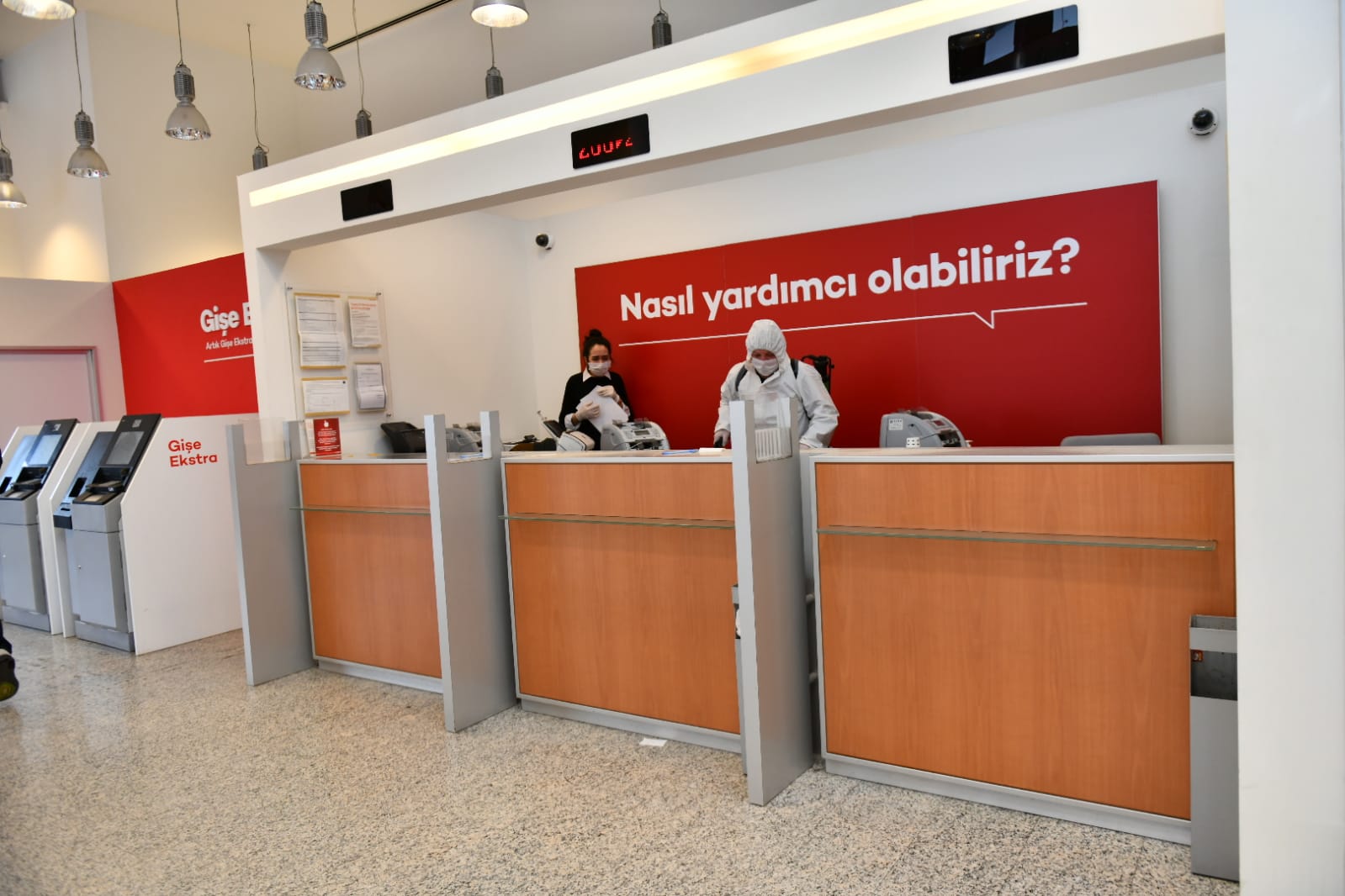 ESENYURT’TA BANKALAR DEZENFEKTE EDİLİYOR