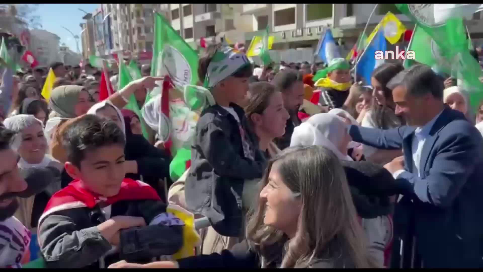VAN BÜYÜKŞEHİR VE 13 İLÇE BELEDİYESİNDE SEÇİMİ KAZANAN DEM PARTİ, MUSA ANTER PARKI'NDA KUTLAMA YAPTI