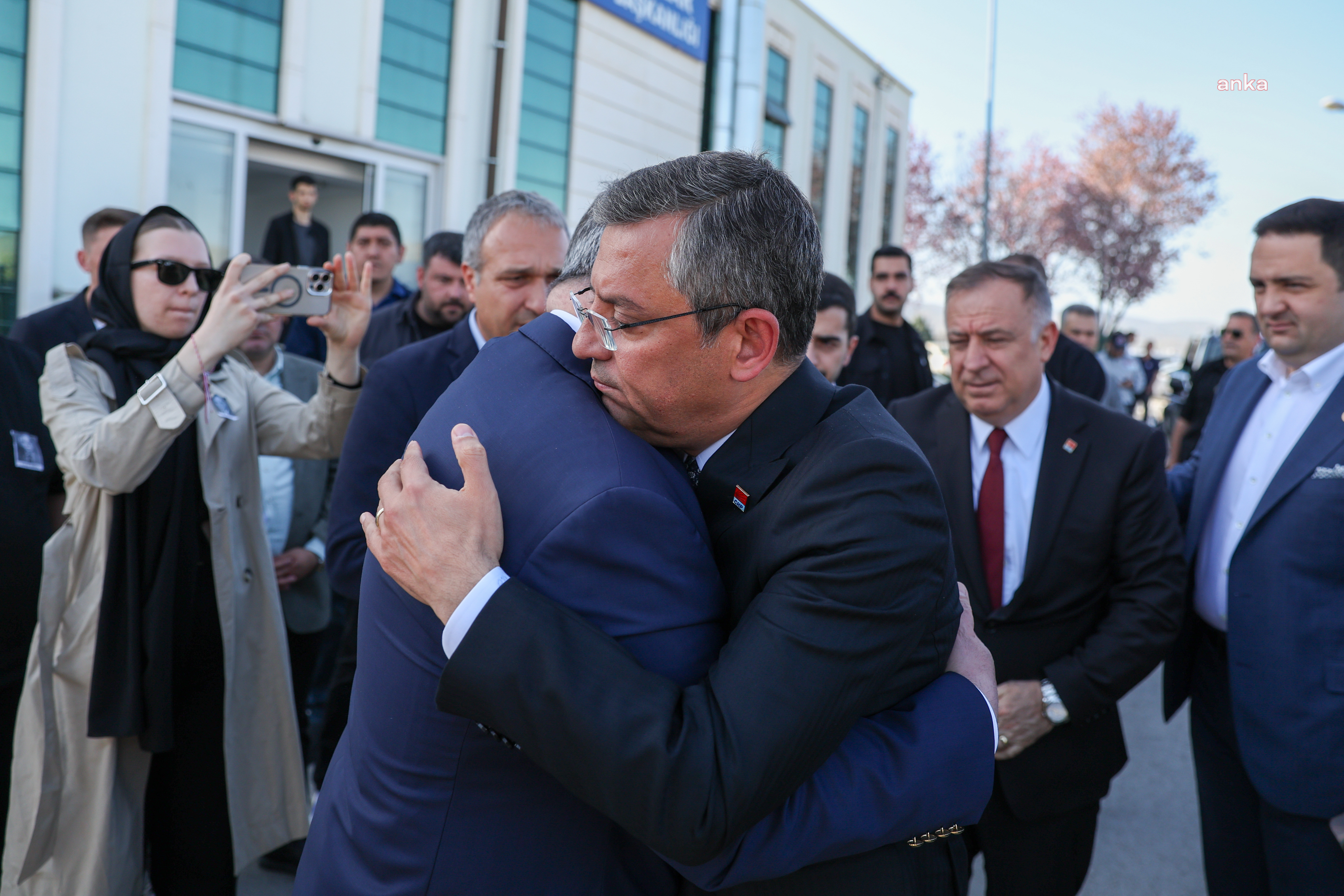 CHP LİDERİ ÖZEL, İLHAN PEKTAŞ’IN CENAZE TÖRENİNE KATILDI