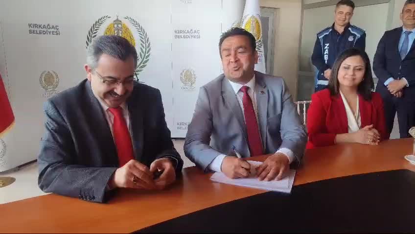 AKP'Lİ KIRKAĞAÇ BELEDİYE BAŞKANI, KESİN SONUÇLARIN AÇIKLANMASINI BEKLEMEDEN GÖREVİ SEÇİMİ KAZANAN CHP'Lİ BELEDİYE BAŞKANINA DEVRETTİ