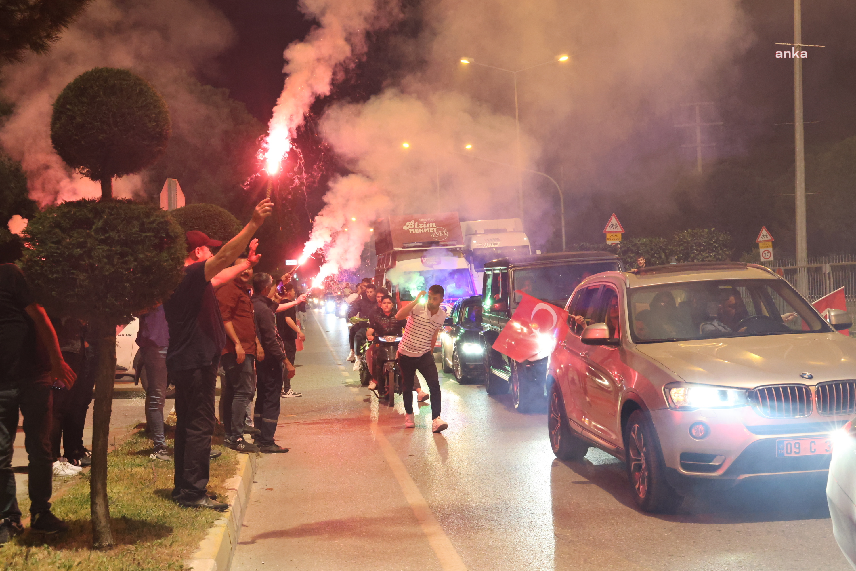 ÇİNE HALKI BAŞKAN KIVRAK’IN ZAFERİNİ KONVOYLA KUTLADI