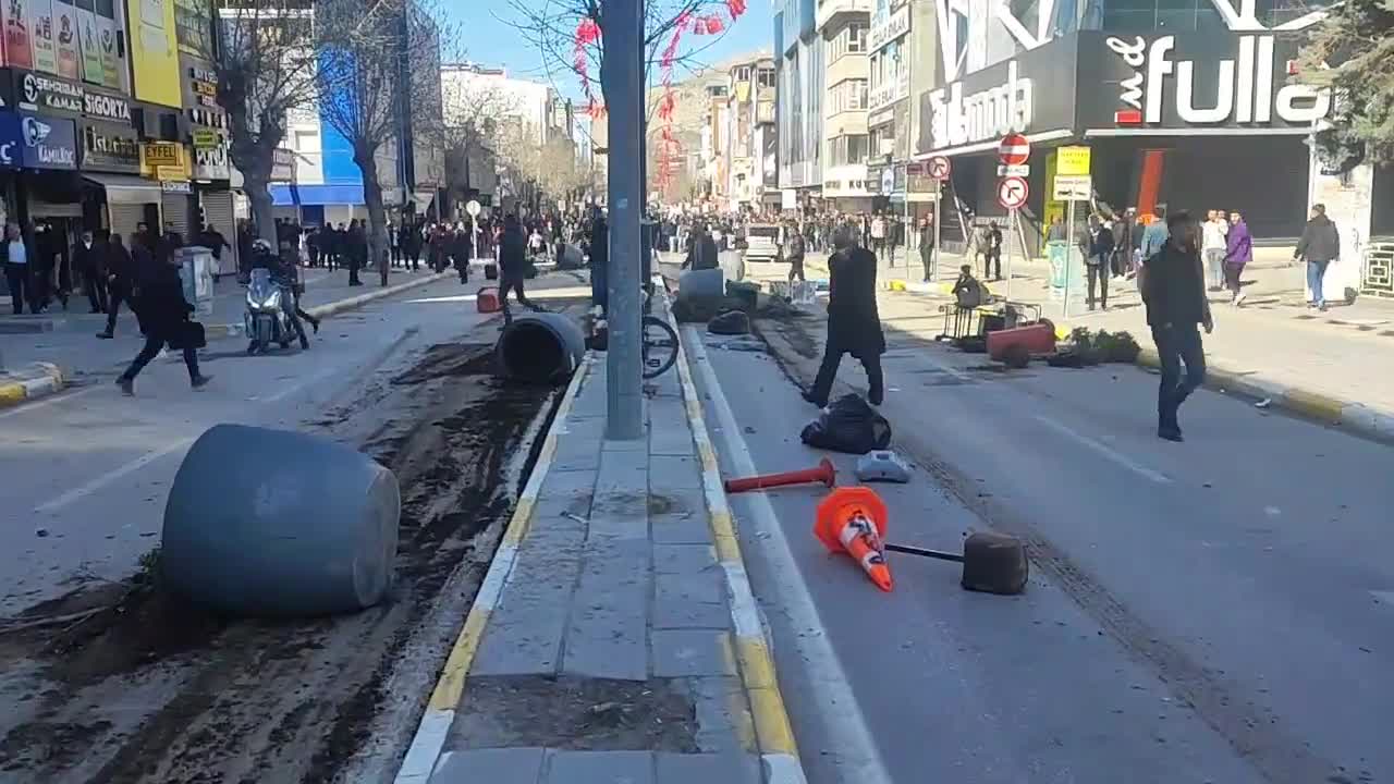 VAN BELEDİYE BAŞKANLIĞI DEM PARTİ'DEN AKP'YE GEÇTİ, VATANDAŞLAR SOKAĞA ÇIKTI