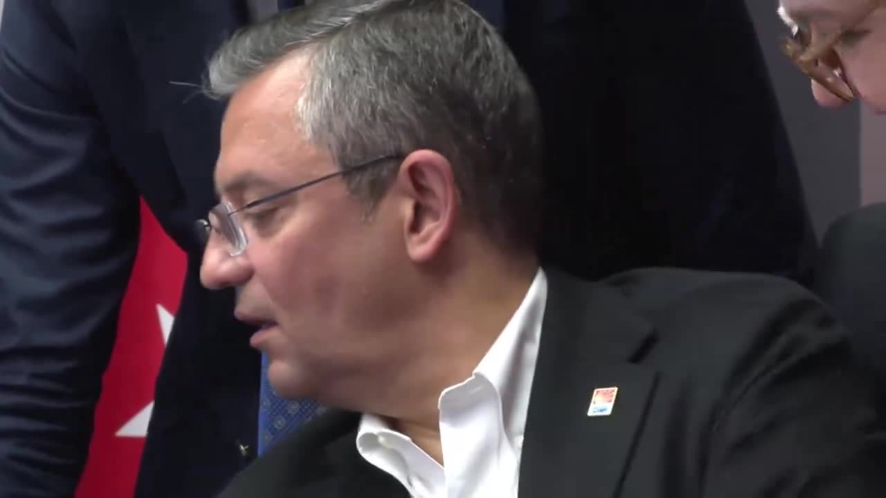 CHP GENEL BAŞKANI ÖZGÜR ÖZEL'İN SEÇİM GECESİ PARTİNİN DİJİTAL BİRİMLERİNİ KUTLADIĞI GÖRÜNTÜLER YAYINLANDI