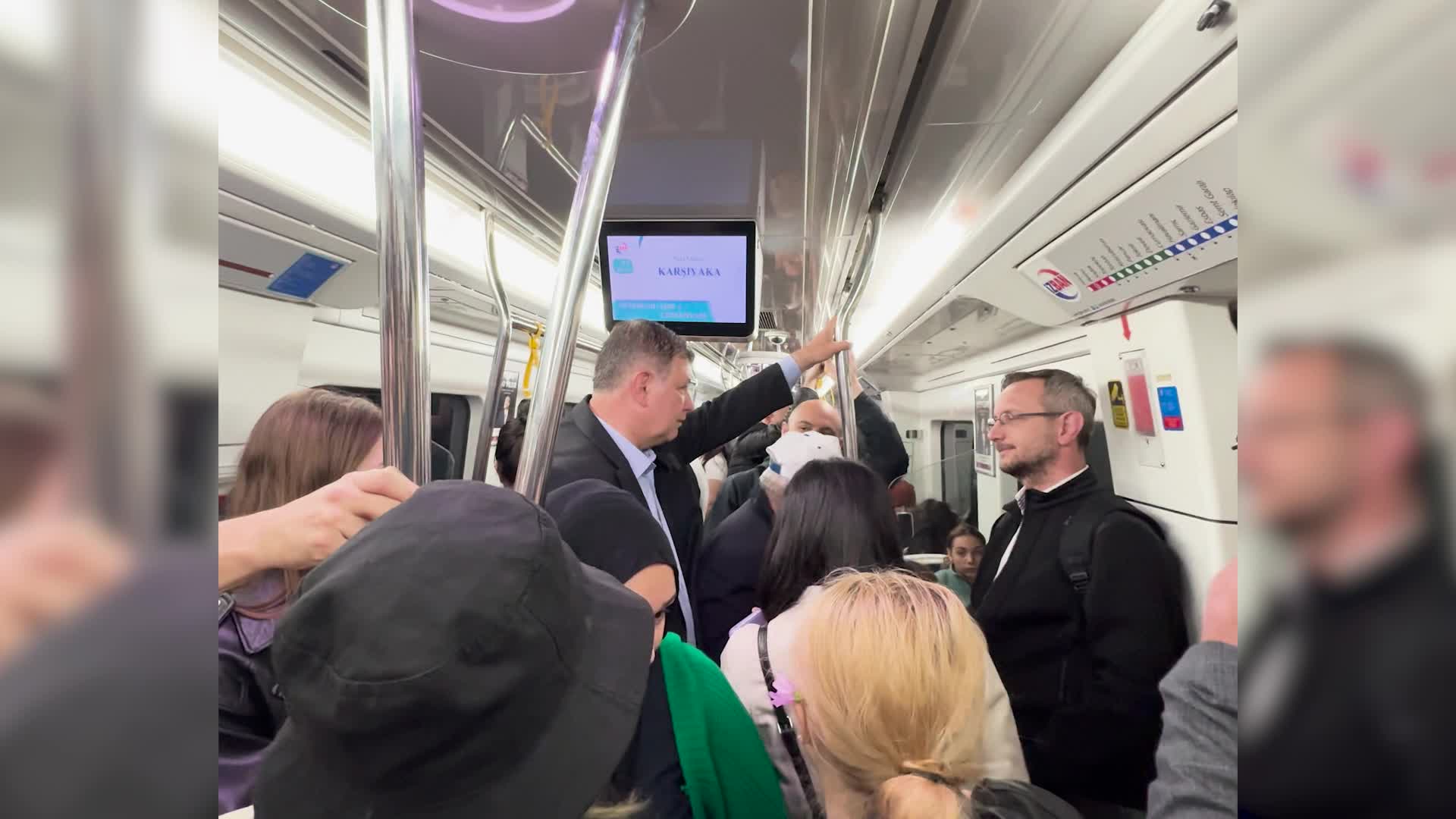 CEMİL TUGAY, İZBAN VE İZMİR METRO'DA YOLCULUK YAPTI, YURTTAŞLARLA SOHBET ETTİ