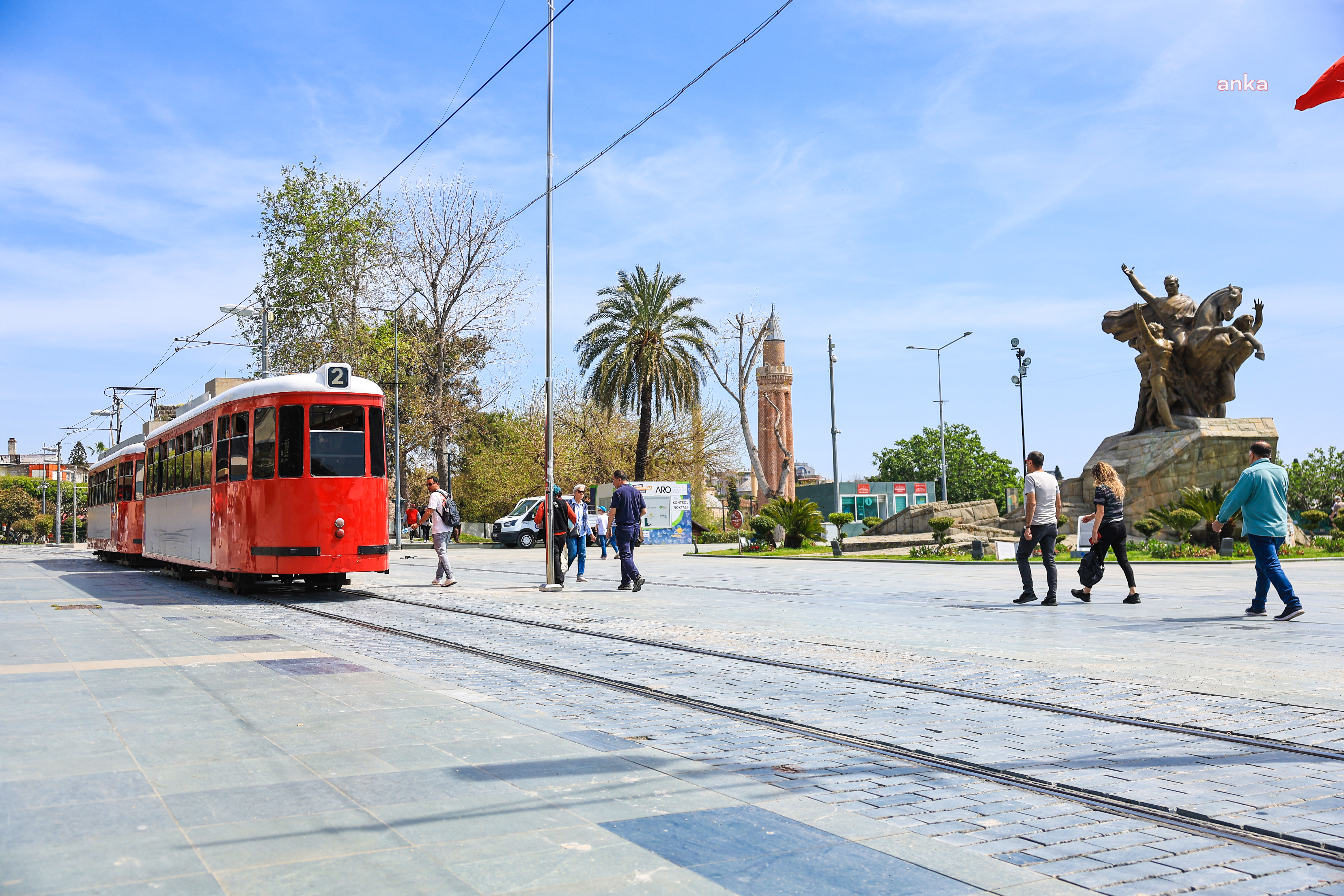 ANTALYA BÜYÜKŞEHİR BELEDİYESİ, CUMHURİYET MEYDANI TRAMVAY HATTINDAKİ ENGELLERİ KALDIRDI