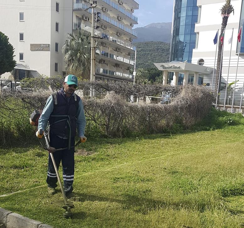 KUŞADASI BELEDİYESİ EKİPLERİ KENTİ BAYRAMA HAZIRLIYOR